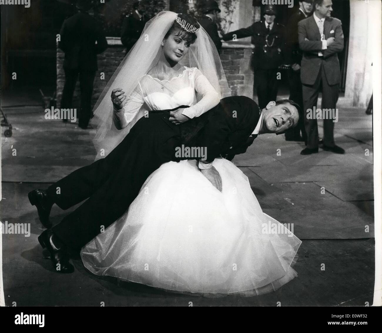 08 août, 1962 - avant-goût des choses à venir quelques secondes avant que l'humoriste Norman sagesse devait être 'Marié'' dans un film, son pantalon lui laisser vers le bas. Si ''bride'' Jennifer Jayne mis Norman sur ses genoux et alla dans l'action avec une aiguille et du fil. Elle lui a fait en points mais seulement pour les quelques minutes. Pour le reste du film, c'est Norman qui avait la caste en points - avec son drôle de farces. Banque D'Images