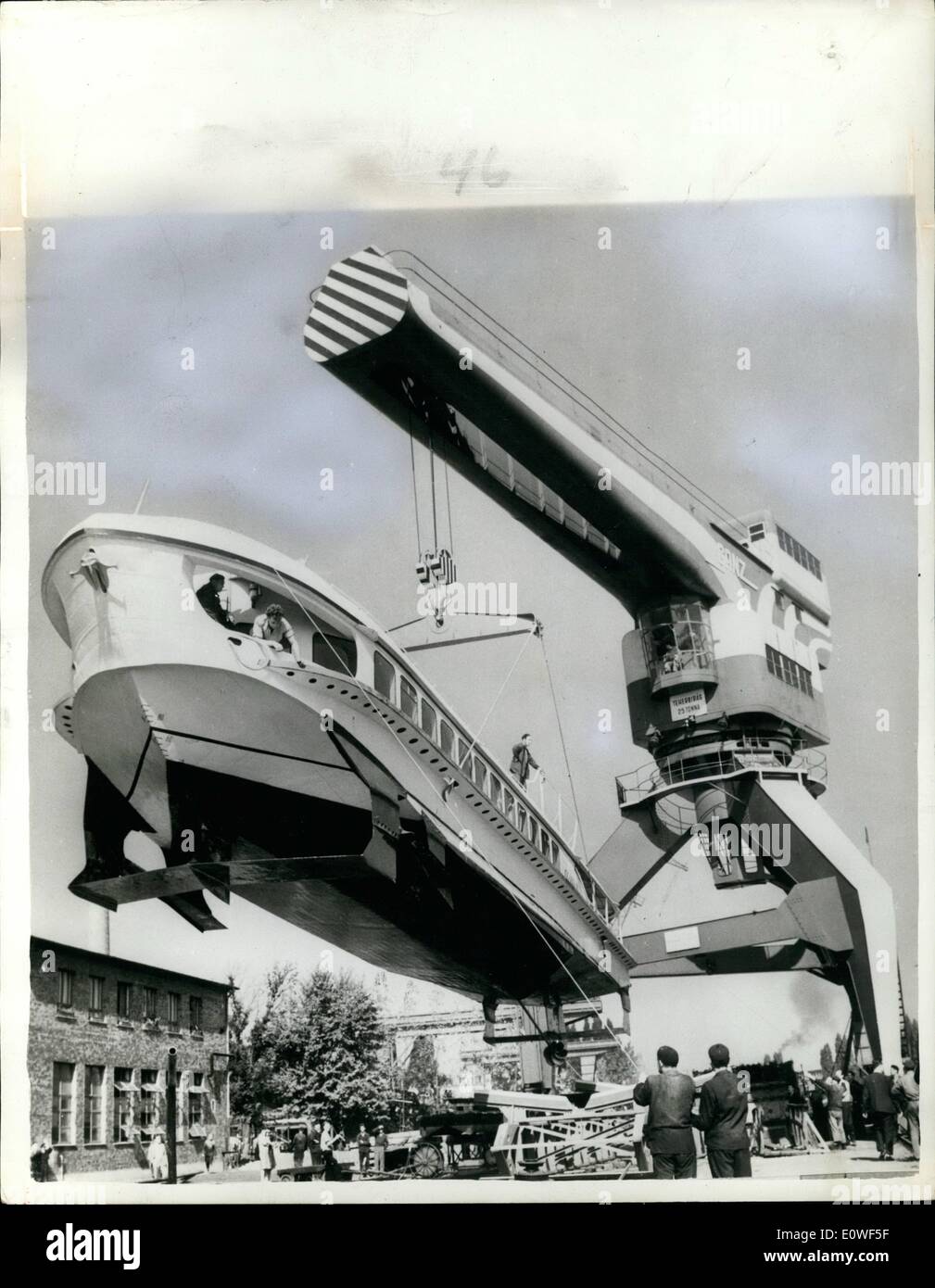 10 octobre 1962 - speedships soviétique pour accélérer la circulation du Danube : Deux-soviétique construit 17-ton ''peedships» ont été achetés afin d'accélérer le trafic de passagers sur le Danube en Hongrie. La photo montre la ''Seagull II'', le deuxième de l'URSS construit des bateaux, est hissé par une grue dans une cale sèche pour un bilan global après la livraison, à Budapest. Banque D'Images