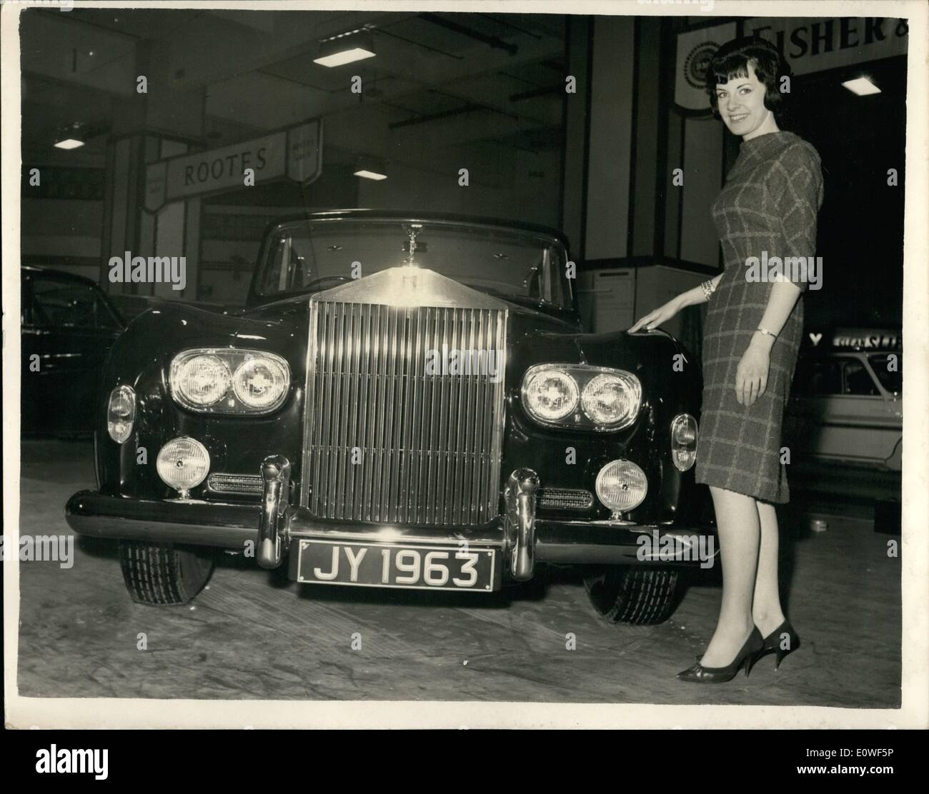 10 octobre 1962 - Nouvelle Rolls Royce dans les salons automobiles : La Rolls Royce Silver Cloud III sera présentée à l'assemblée annuelle de l'ouverture du salon à Earls Court, Londres demain. Au prix de 11 000, c'est la première Rolls Royce à intégrer double-phares. Sont équipés d'un réfrigérateur et télévision. Photo montre : La nouvelle Rolls Royce Silver Cloud III en photo aujourd'hui. Banque D'Images
