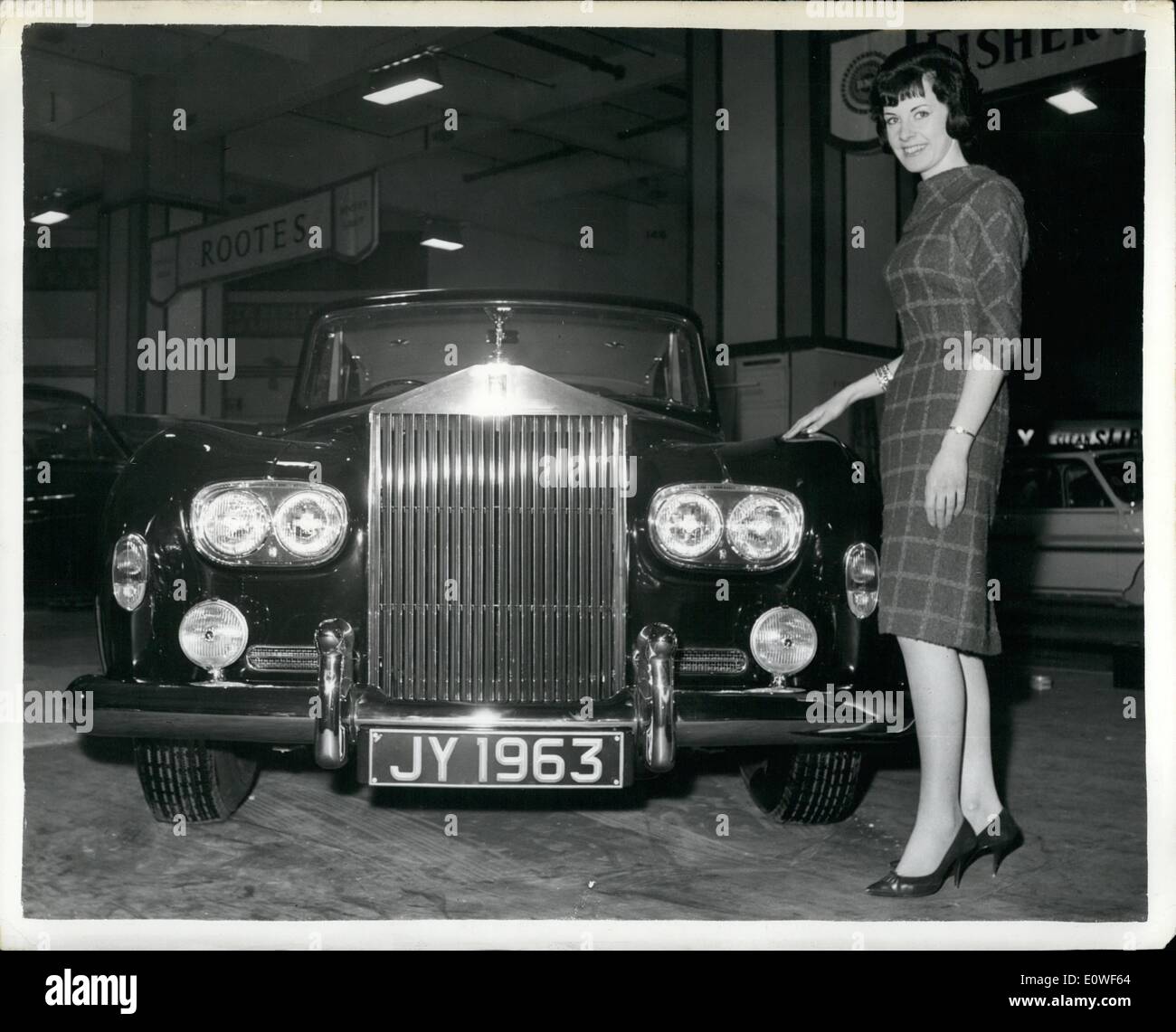 10 octobre 1962 - Nouvelle Rolls Royce dans les salons automobiles. La Rolls Royce Silver Cloud III sera présentée à l'assemblée annuelle de l'ouverture du salon à Earls Court, Londres, demain. Au prix 11 000 &pound;, c'est la première Rolls Royce à intégrer double-phares. Sont équipés d'un réfrigérateur et télévision. Photo montre : La nouvelle Rolls Royce Silver Cloud III images aujourd'hui. Banque D'Images