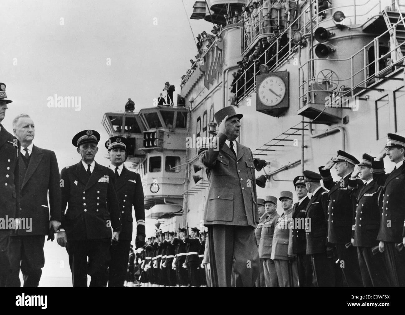 12 octobre, 1962 - Paris, France - Le Président de la France, CHARLES DE GAULLE passe les troupes de l 'Clemenceau' naval ship et porte-avions, dans les quais le long de la mer Méditerranée. L'accompagnent sont le premier ministre Pierre Messmer et l'amiral laine. Banque D'Images