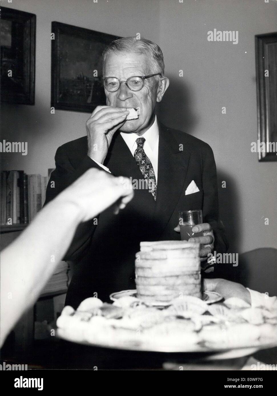 16 octobre 1962 - Le Roi de Suède Gustav VI-à-jour au cours d'une conférence de presse à l'Institut archéologique Royale Banque D'Images