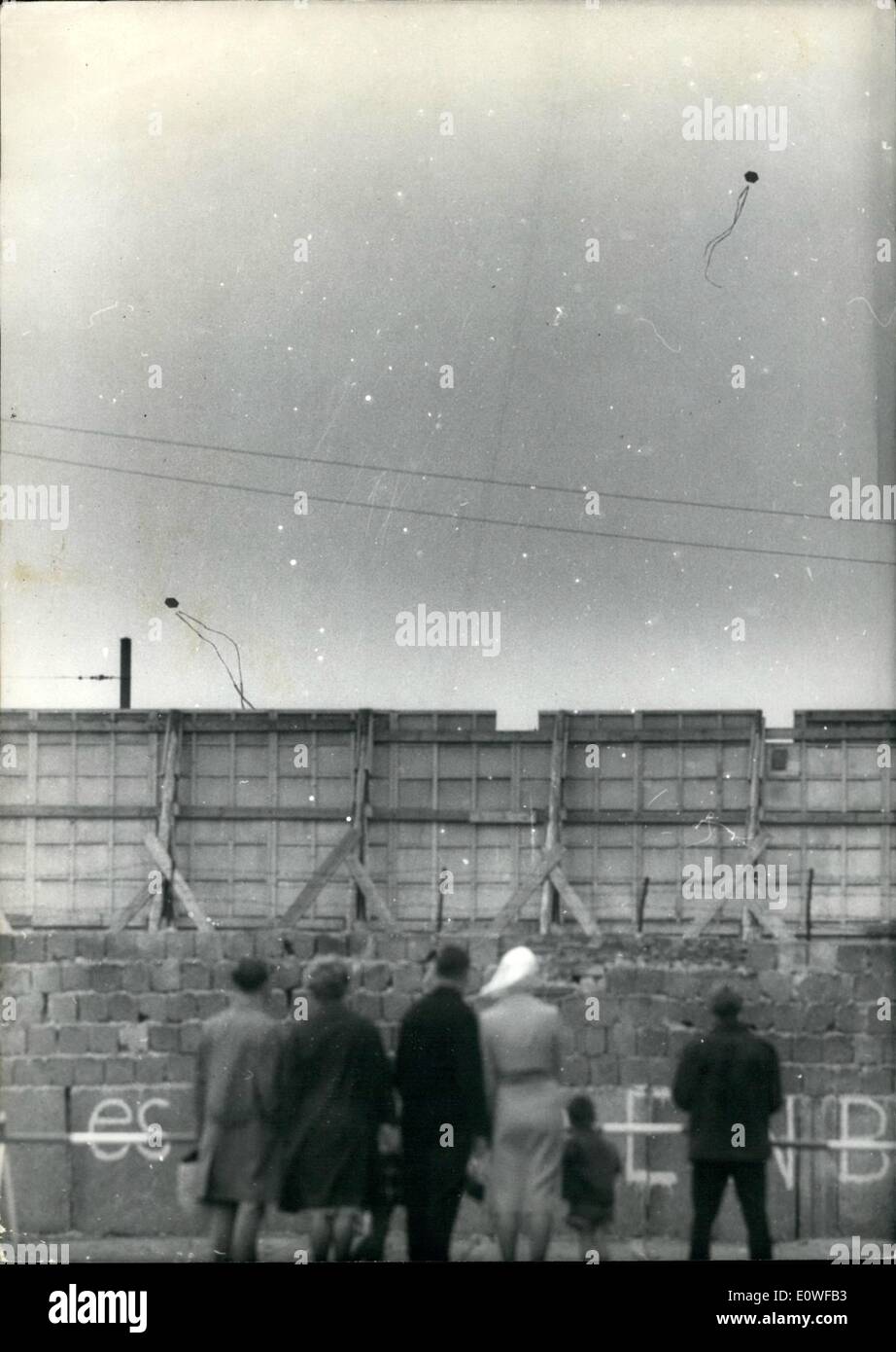 08 août 1962 - Berlin est l'enfant de rester en contact par cerf-volant. : Les enfants dans l'Est de Berlin, district de mariage voler leurs cerfs-volants quand le vent est dans la bonne direction pour permettre à leurs amis de l'autre côté du mur savent que tout est bien avec eux. Photo montre les gens dans la rue connue sous le nom de Berlin ouest rue Bernauer watch kites survolant le mur dans l'Est de Berlin". Banque D'Images