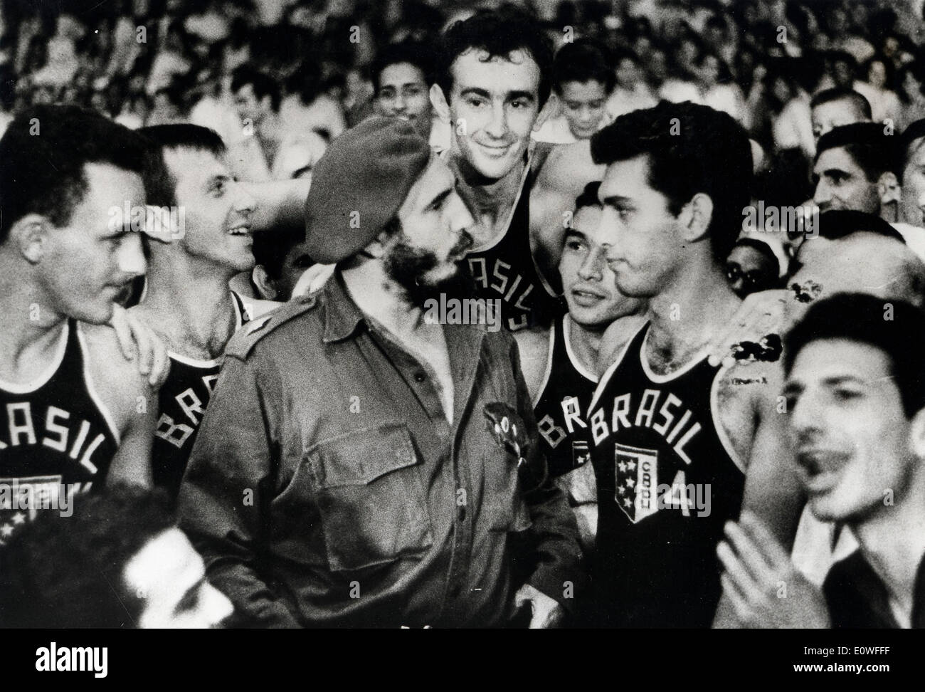 Fidel Castro avec une équipe sportive brésilienne Banque D'Images