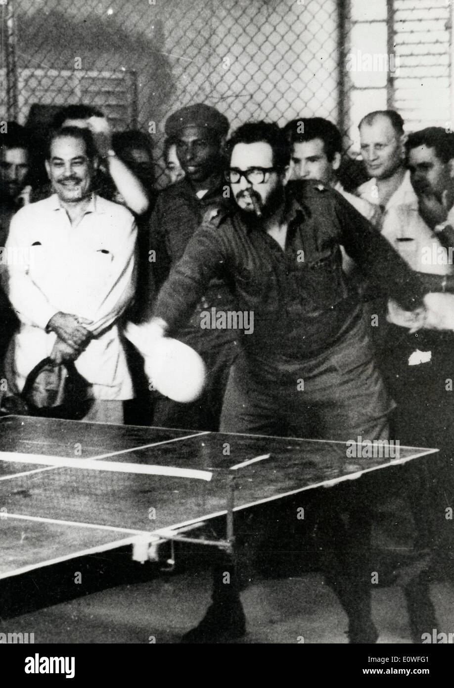Fidel Castro révolutionnaire cubain jouer au ping-pong Banque D'Images