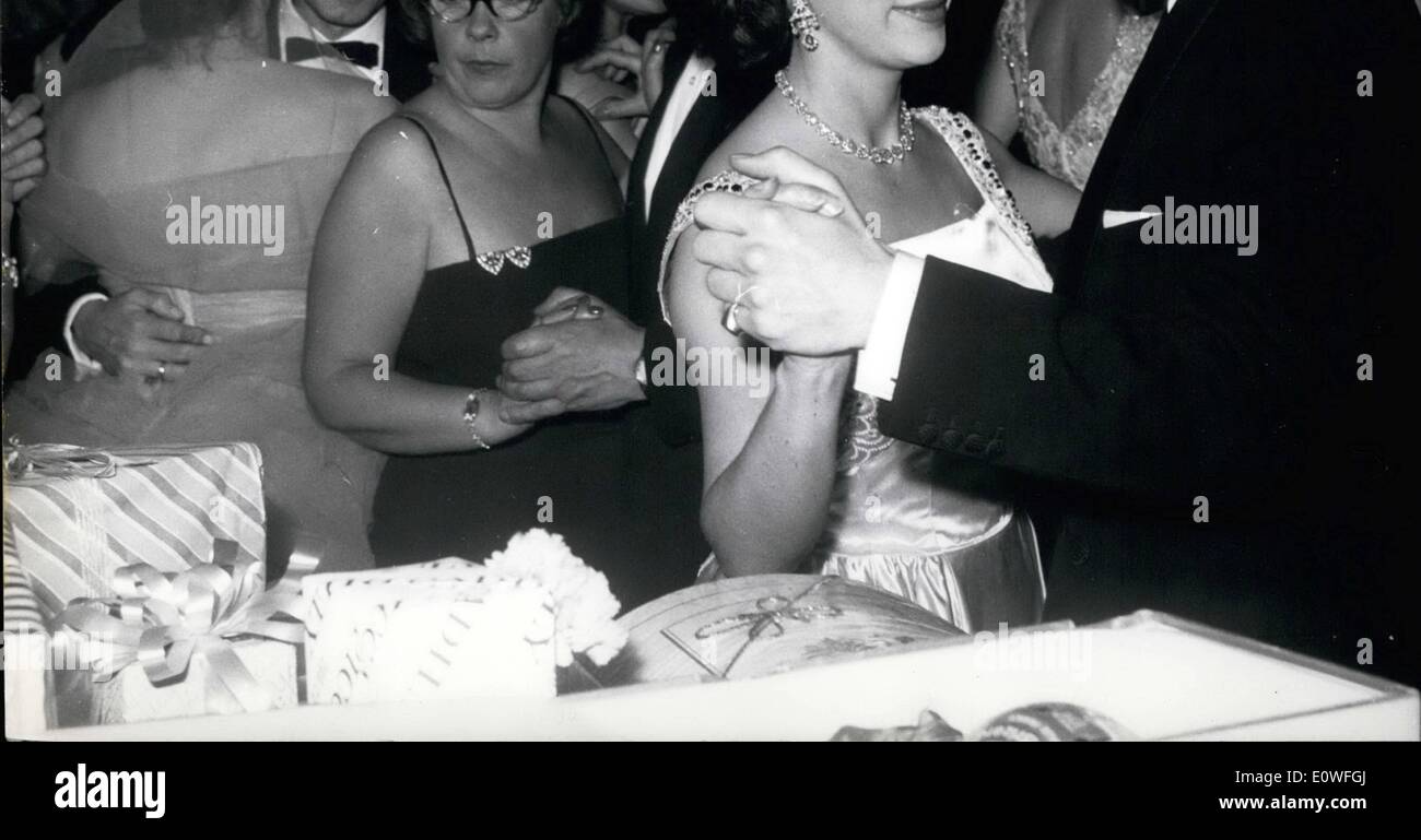 09 nov., 1962 - La princesse Margaret va à un bal.. danse avec Tony... La princesse Margaret et son mari Lord Snowdon ont été invités d'honneur à la Dockland Villes Ball, tenue à la pf de l'aide de clubs de jeunes- les anciens clubs et autres organisations d'aide sociale à l'Hôtel Savoy, hier soir. La photo montre la Princesse Margaret portant son bouffant style de cheveux et c'est tous ses propres cheveux danse avec Lord Snowdon au bal hier soir. Banque D'Images