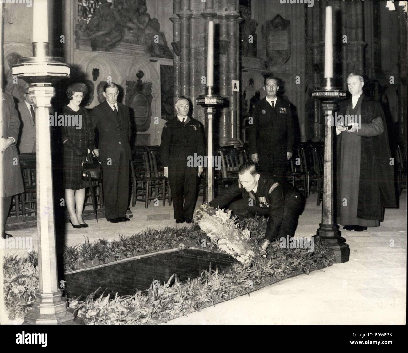 09 nov., 1962 - Commission des sépultures de guerre du Commonwealth, les pépiniéristes - Mises en couronne au Tombeau du Soldat inconnu : trois jardiniers sur le personnel de la Commission des sépultures de guerre du Commonwealth en France ce matin, déposé une couronne sur la tombe du Soldat inconnu - à l'abbaye de Westminster. Les jardiniers ont tendance les tombes de ceux qui sont morts en servant dans les Forces du Commonwealth dans les deux guerres mondiales. La couronne est faite de flowersand le feuillage des cimetières militaires en France Banque D'Images