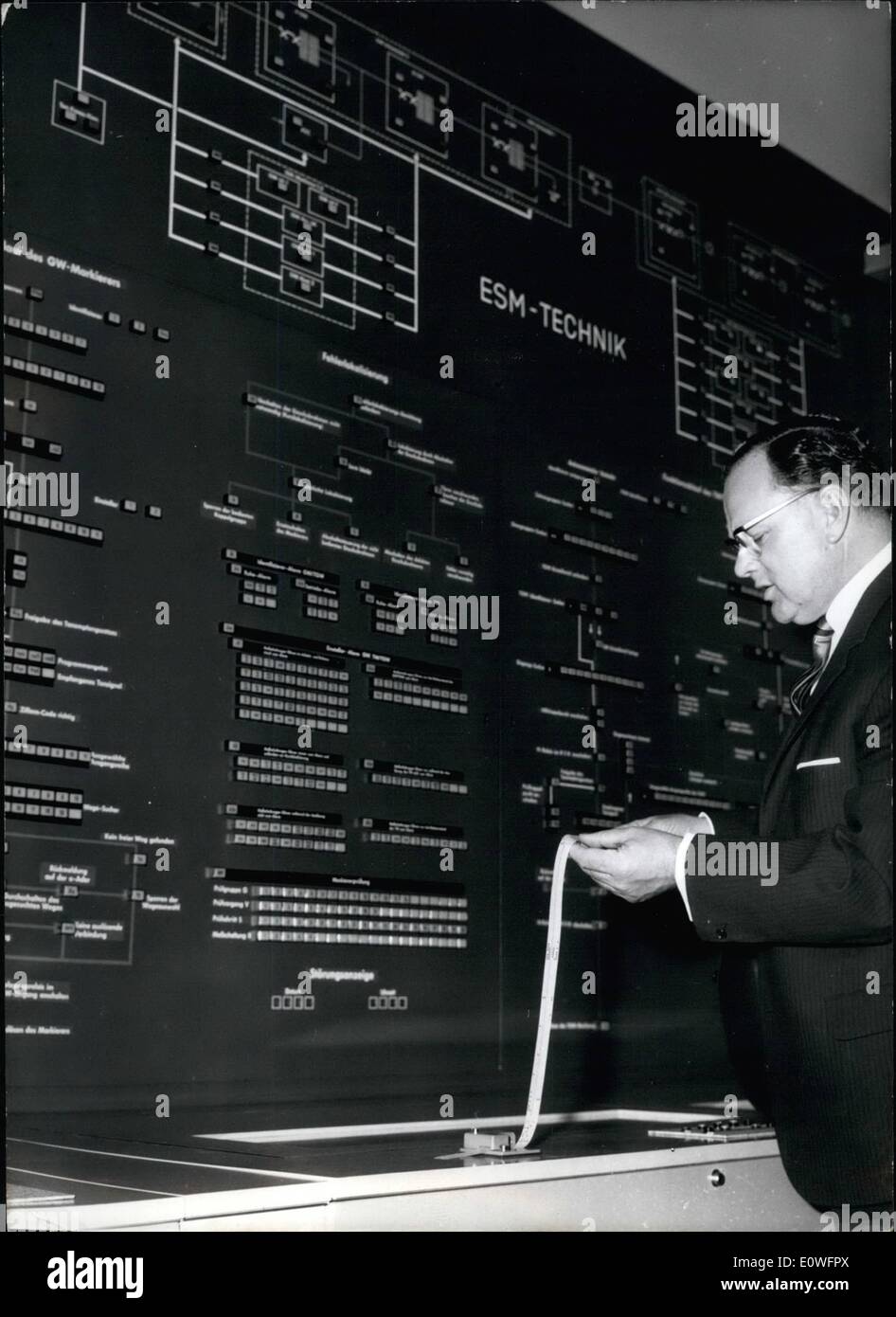 11 novembre 1962 - Le premier centre téléphonique électronique conduit l'Allemagne l'après-ministre de l'Allemagne, Richard stucklen Stuklen (Richard) a commencé le premier central téléphonique centre de l'allemand. qui fonctionne en sont électroniques de contrôle, à Munich/Bavière. Ce centre est même le premier dans le monde, équipés de terminaux de gaz de défense. le contrôle -place est magnitfildkopplern ' (ESM) à l'heure actuelle relié à ce centre sont 500 membres téléphone m dans la prochaine fois que le nombre doit passé à environ 3000 membres Banque D'Images