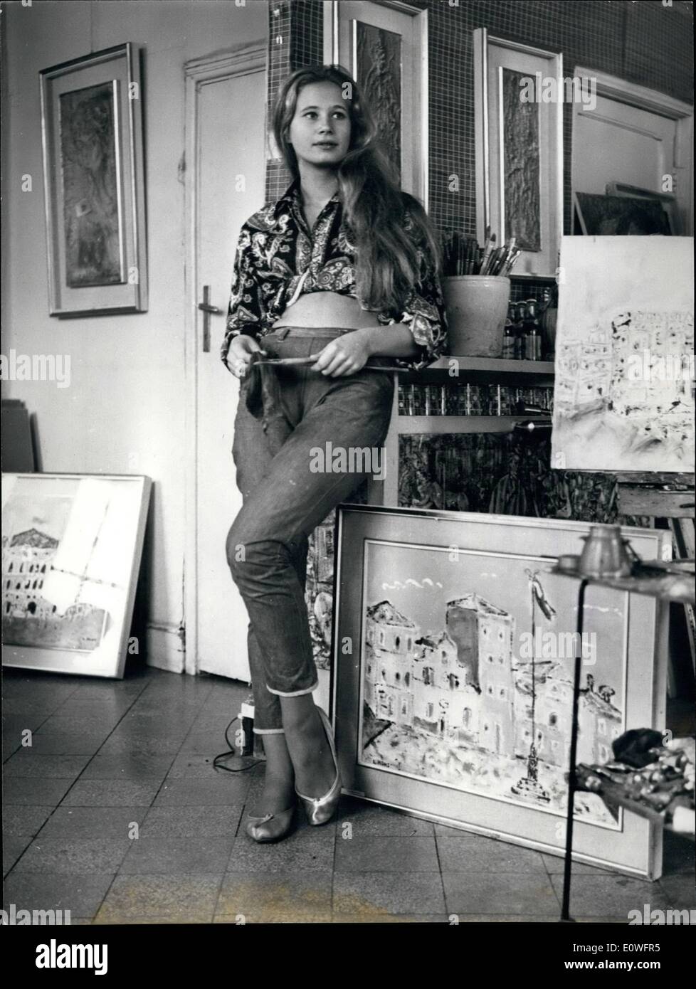 11 novembre 1962 - Liselotte Hohs le peintre d'origine hongroise présente son ''personnel'' il y a deux jours dans une galerie d'art romain, elle a étudié à Vienne, Bruzelles et Venise où elle vit réellement. Elle avait même les demandes des producteurs à faire des films, refuse toujours, comme elle aime l'art et la peinture. Elle veut être quelqu'un dans le monde de l'art et ses peintures vraiment , montrer qu'il peut réussir Banque D'Images