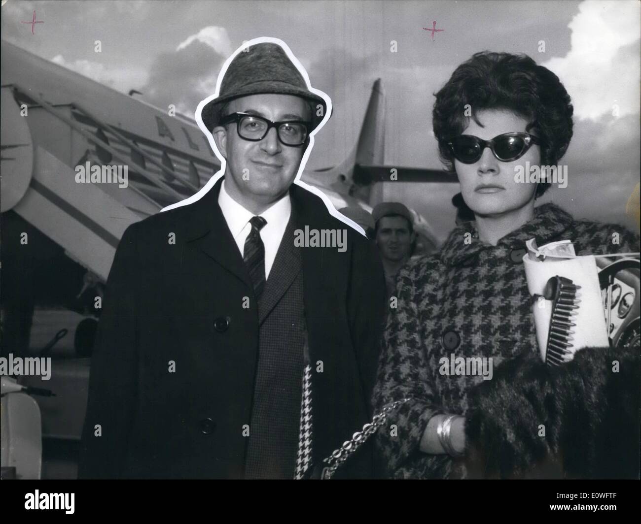 11 novembre 1962 - Le célèbre acteur anglais Peter Sellers est arrivé aujourd'hui à Rome pour prendre son rôle dans le film réalisé par Blake Edwards ''Pinke Panther'' ; Sellers était accompagné de l'actrice américaine Polly Bergen de Hollywood qui sera dans le casting du film aussi. Banque D'Images