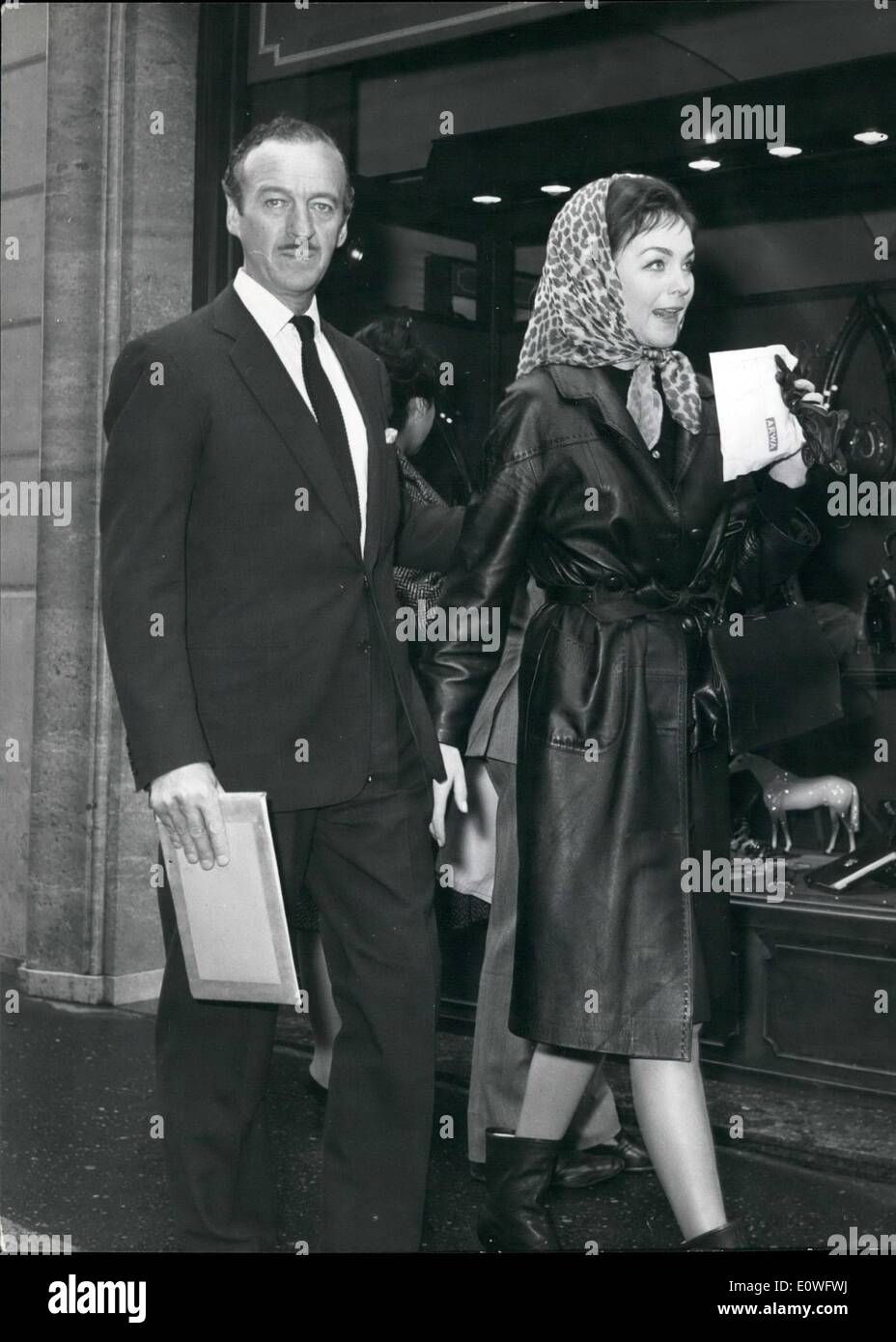 11 novembre 1962 - Rome : David Niven à Rome pour tourner dans ''La panthère rose'', que l'on voit dans des boutiques de la via Condotti avec ses Banque D'Images