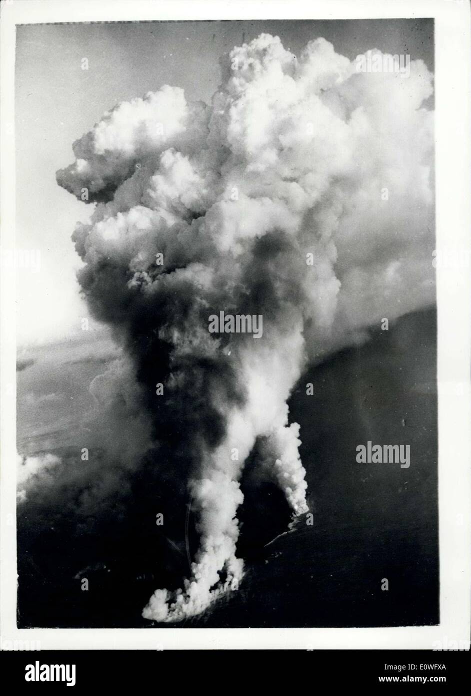 Septembre 04, 1962 - L'île japonaise bercé par Volcan : Miyake Island, à 200 kilomètres au sud de Tokyo, est encore le balancement et tremblement Banque D'Images