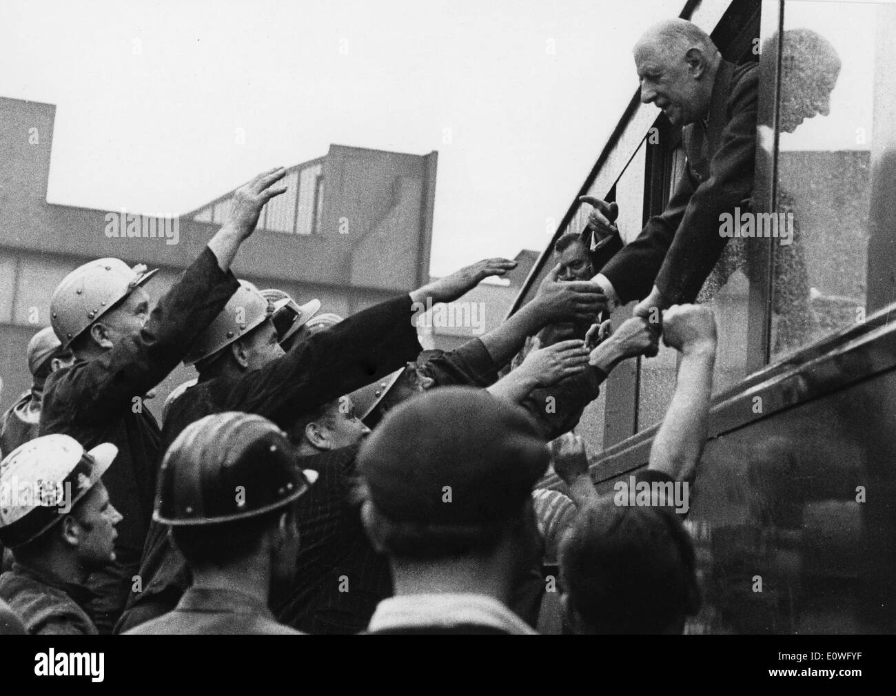 Le président de la France, CHARLES DE GAULLE accueille les travailleurs d'usine Thyssen metal par sa fenêtre de train, au cours de sa tournée en France. Banque D'Images