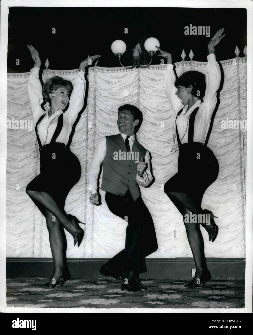 Septembre 09, 1962 - Madison démontré film américain de télévision et danseur Anthony Teague a décidé de donner le Madison - la dernière dance craze pour rivaliser avec le twist - un fonctionnaire envoyer à Londres. Avec le ''Madison' des filles aujourd'hui, il a montré qu'il à la scène, du cinéma, de la TV et d'enregistrer des étoiles à un restaurant du West End avec une chanson et danse de routine de son propre. Photo : Anthony Teague avec (à gauche) et Vanessa Latour (droite) Chris Hunter faisant le Madison. Banque D'Images