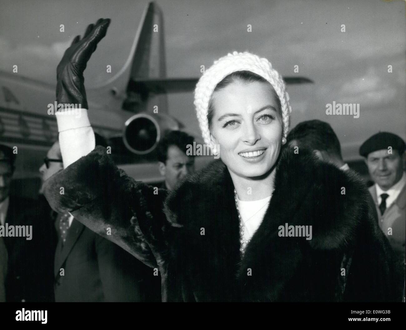11 novembre 1962 - Capucine la belle ancien mannequin français, est arrivé à Rome pour prendre part dans le film ''La panthère rose'' avec Pierre Ssollers, Claudia Cardinala, David Niven et beaucoup d'autres acteurs. Banque D'Images
