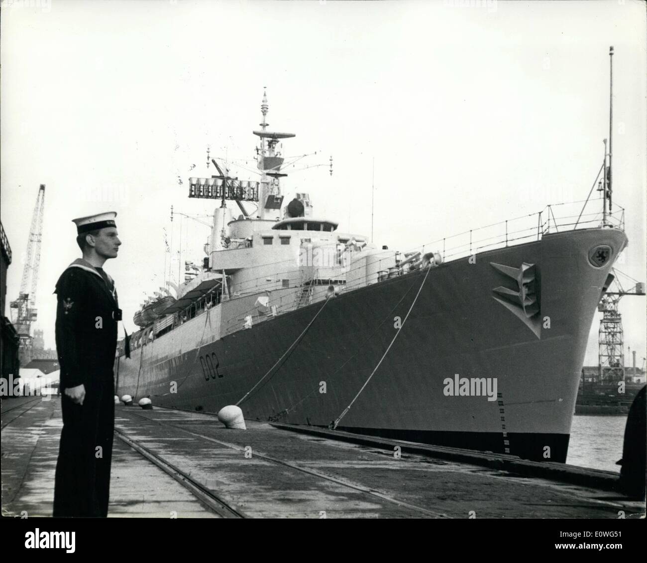 Novembre 11, 1962 - La Royal Navy destroyer lance-missiles est d'abord commandé : le premier de la Marine royale de missiles guidés destroyer, le Devonshire, 5 700 tonnes, a été commandé à Cammell Laird's, Birkenhead, Liverpool, hier. La photo montre le Devonshire Birkenhead hier après avoir été commandé. Banque D'Images