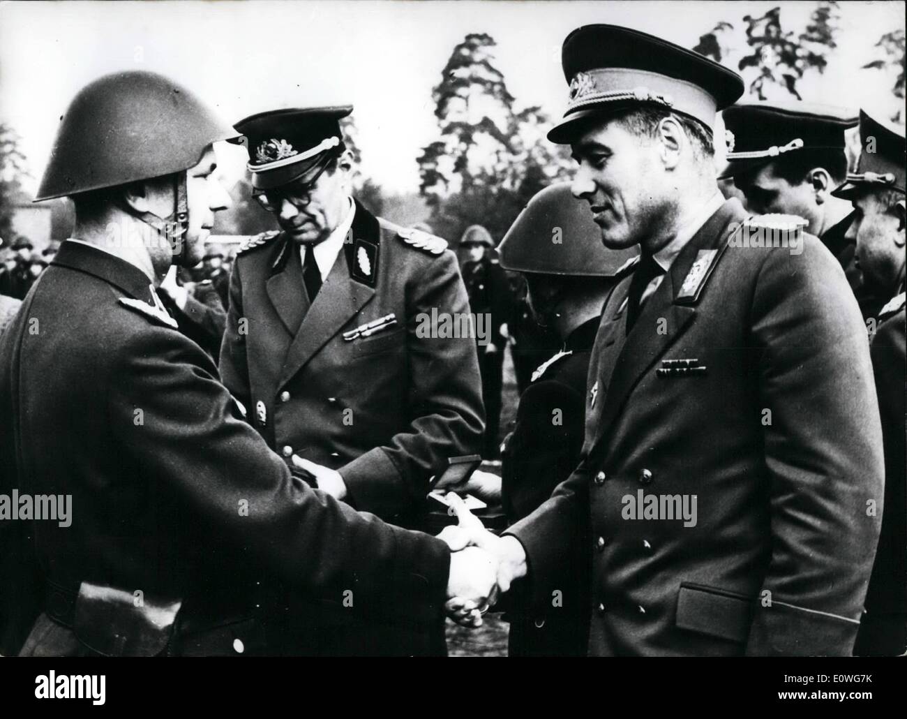 Septembre 09, 1962 - La première ville récemment nommé commandant de Berlin-Est ; Major-général Helmut Poppe a repris le 29 août aussi de la commande 2. Brigade frontière de la ''National'' de l'Armée du Peuple, commandé autrefois par le ministre de l'intérieur de la zone de l'Est. Ce suivi par la dissolution de l'administration centrale de la garnison des troupes soviétiques à Berlin. La photo montre le général Poppe à la prise en charge de la commande de la brigade qui Mederacke Heinz majeur féliciter a été décorée avec la distinction d'honneur de la ''Volkspolizei' Banque D'Images