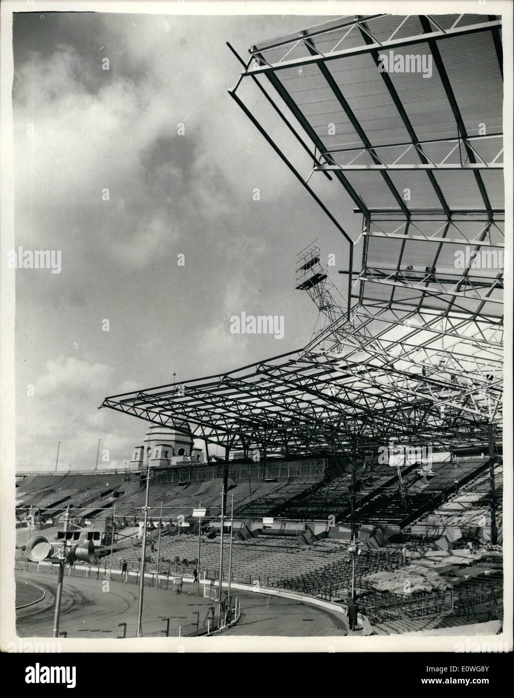 Septembre 09, 1962 - Le toit se fait à Wembley Photo montre : le nouveau stade de Wembley à Londres commence à émerger d'une masse de poutres. Il y aura de la place pour 100 000 spectateurs dans le cadre d'un dazzle-free fibraglass rood d'ici le printemps prochain. Le bâtiment est pkanned d'ici avril 6 pour l'Angleterre C. Ecosse Match. Banque D'Images