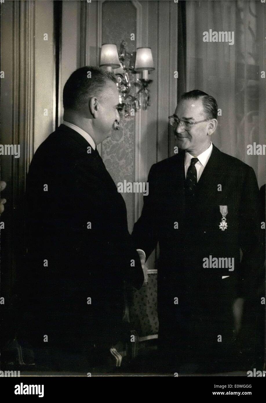 28 novembre 1962 - Sur le 65e anniversaire de l'édition de la ''New York Herald Tribune,'' M. Christian Foucher, Ministre de l'information, a attribué la Légion d'honneur au président de la ''New York Herald Tribune'' John Withney, l'ancien ambassadeur des États-Unis en Grande-Bretagne. Banque D'Images