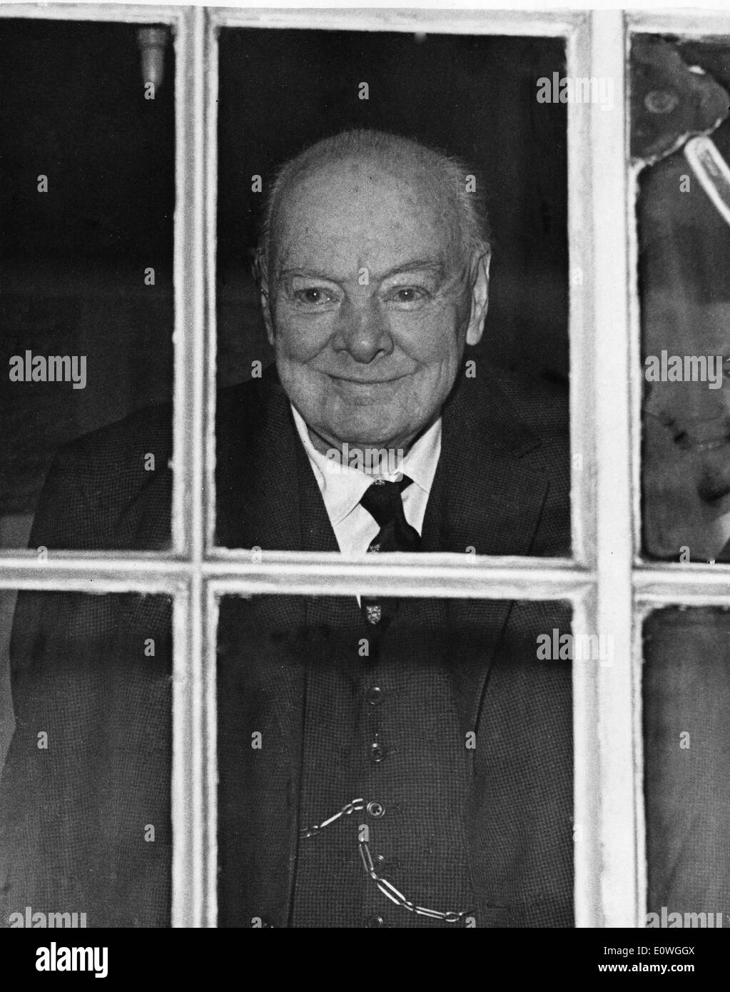 Sir Winston Churchill regarde par la fenêtre sur son 88e anniversaire Banque D'Images
