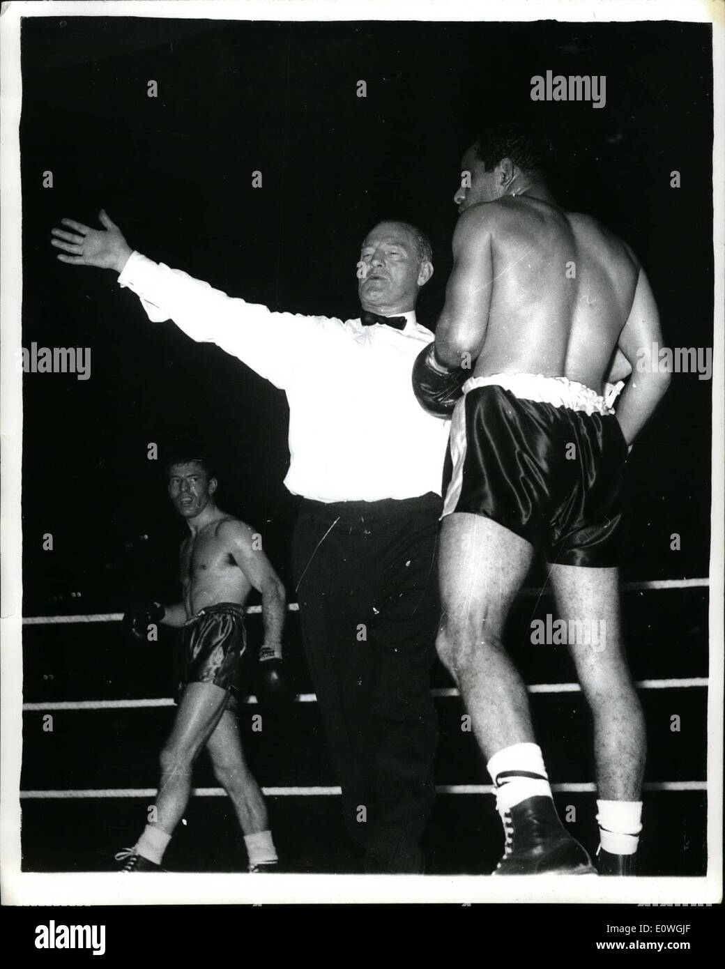 09 déc., 1962 - Ralph Dupas boxeur américain rater deuxième meilleure welter-poids dans le monde, a été disqualifié pour l'aboutage en sixième ronde de son combat avec la Grande-Bretagne est Brian Curvis à l'Empire pool, Wembley, hier soir.Dans la première ronde Dupas a baissé pour un compte de 6 d'une gauche et droite au menton, Photo montre Dupas disqualifié par l'arbitre Tommy peu. Keystone Banque D'Images