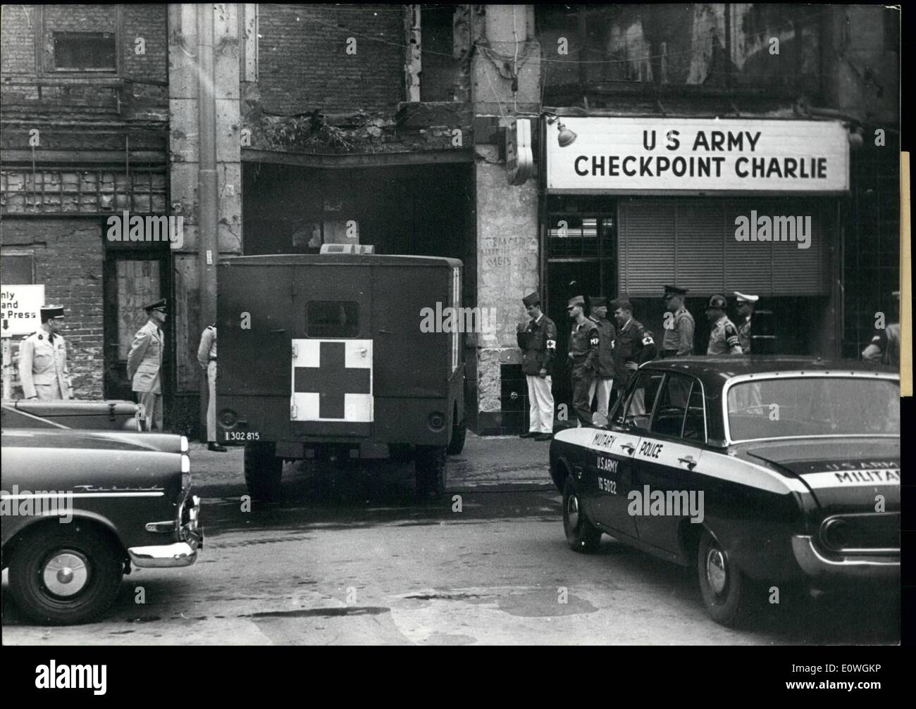 Septembre 09, 1962 - Croix Rouge Française prendre plus de devoir à Checkpoint Charlie ; depuis la fusillade au mur de Berlin les trois puissances occidentales ont fourni un service d'ambulance à Checkpoint Charlie en cas de nouveaux incidents. Journée de l'ambulance de la Croix Rouge Française a repris ses fonctions. La photo montre l'ambulance dans les lecteurs français à l'obligation à Checkpoint Charlie point aujourd'hui. Banque D'Images