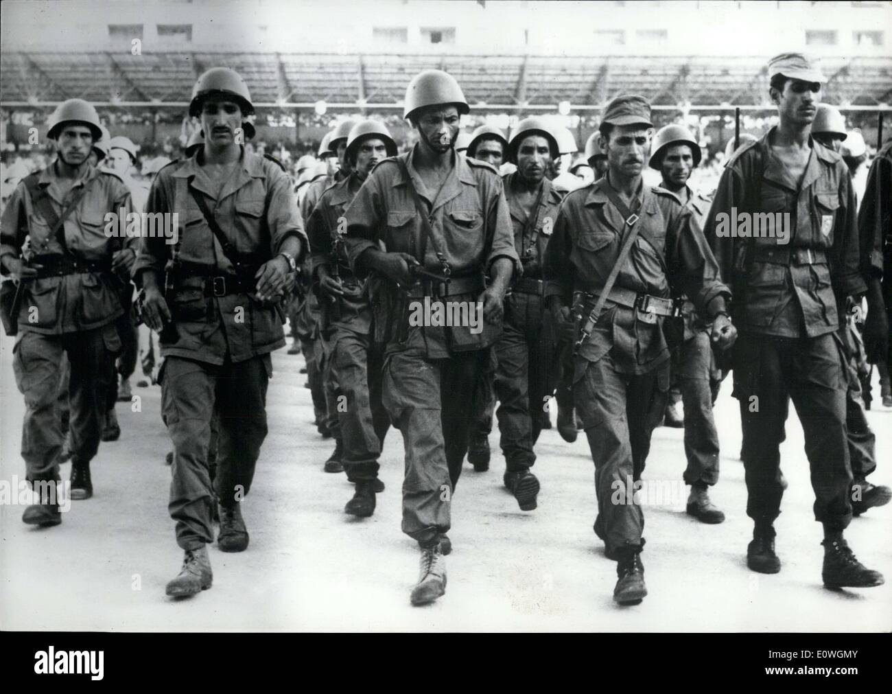 Septembre 12, 1962 - Des éléments de l'Armée nationale fichiers via Ruisseau Stadium en Algérie. Banque D'Images