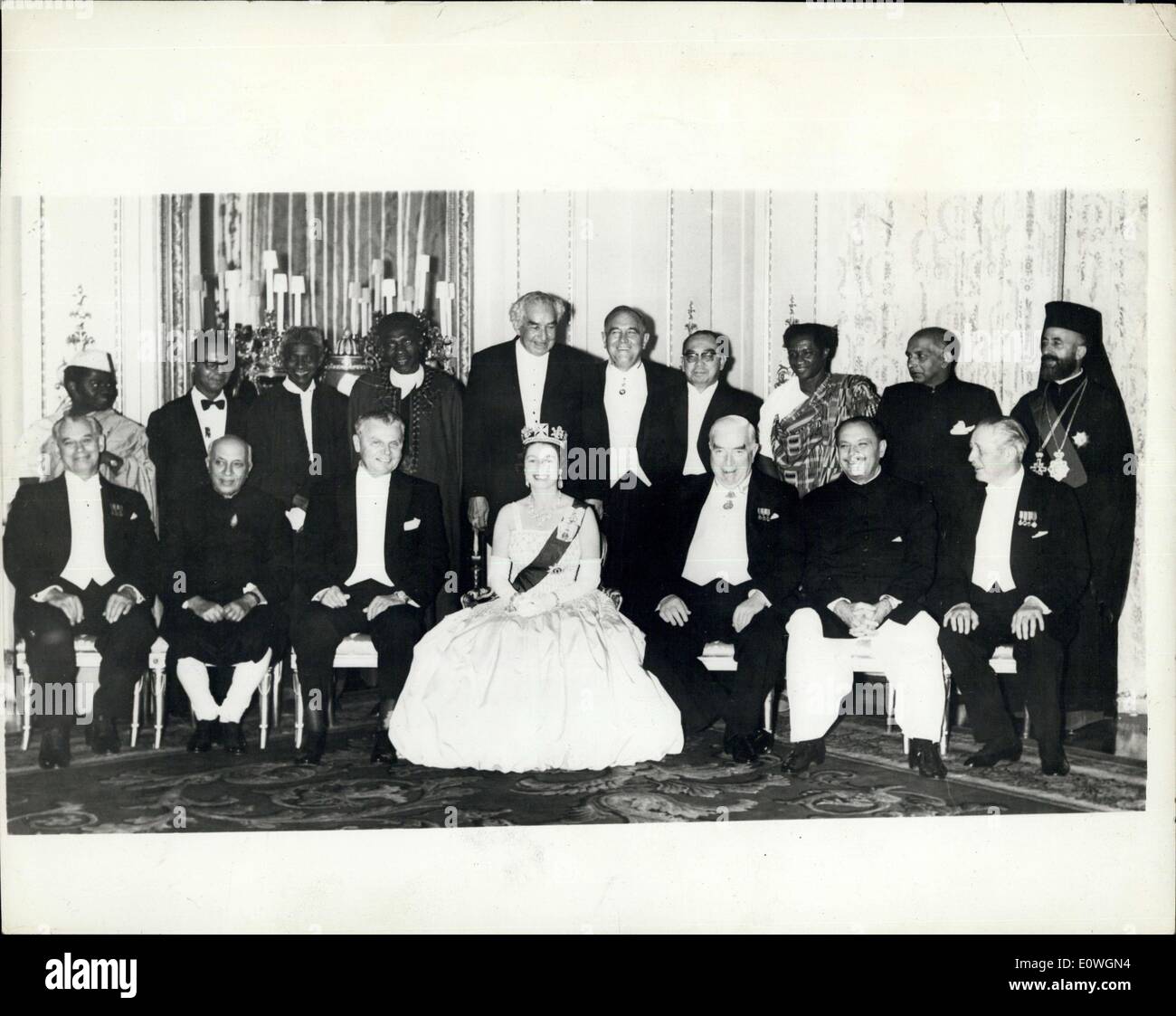 Le 14 septembre, 1962 - La Reine et le premier ministre à Buckingham Palace ? La Reine les premiers ministres et présidents du Commonwealth lors d'un dîner à Buckingham Palace la nuit dernière. Elle a ensuite posé pour une photo avec eux dans le salon blanc. Photo : Comité permanent (L à R) : Monsieur Tanganyika (Kawana) ; Dr Eric Williams (Trinité-et-Tobago) ; Sir Milton Margai (Sierra Leone) ; Sir Abubakar Balewa Tamawa (Nigéria) ; Sir Alexander Bustamante (Jamaïque) ; Sir Roy Welensky (Fédération de l'Afrique centrale) ; Tun Abdul Razak (vice-premier ministre, Malaisie) ; M. Banque D'Images