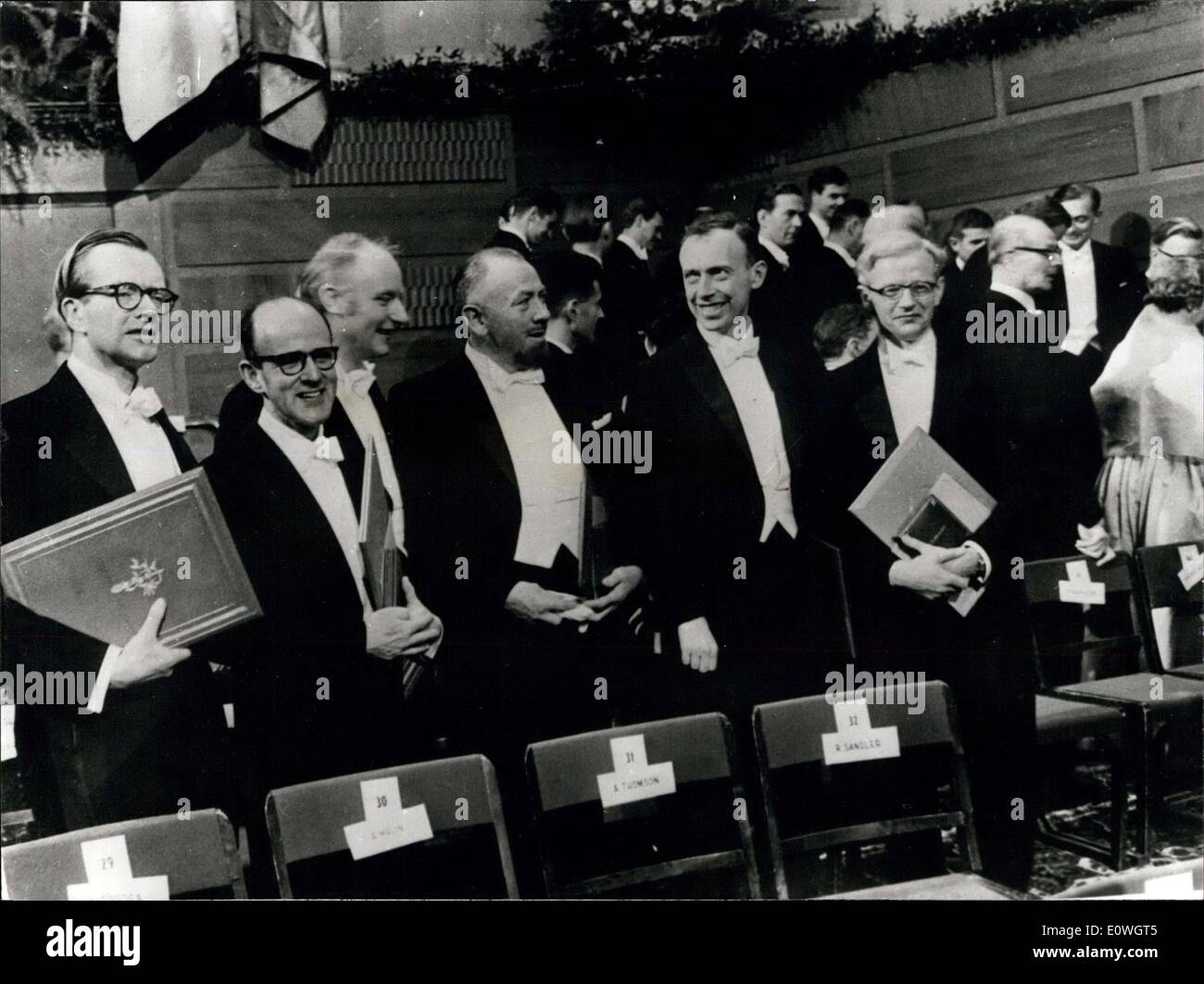 Le 12 décembre 1962 - Le Prix Nobel 1962 Gagnants : voir pendant la cérémonie de présentation à la Bourse de Stockholm sont certains des gagnants de prix de cette année. Sur la photo, de gauche à droite ils mangeaient Professeur Maurice Wilkins, M. Perutz, Dr. Frnest Crick, John Steinbeck, le professeur James Watson et M. John C. Kendrew. Banque D'Images