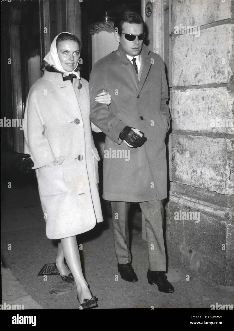 Le 12 décembre 1962 - l'acteur américain Robert Wagner qui est en réalité à Rome à jouer dans ''The red panther'' souffre d'une infection aux yeux produit par l'immersion dans une piscine à l'eau pendant le tournage de ''Red Panther''. photo montre Robert Wagner et sa fiancée Marion Marshall qui l'avait accompagné. Banque D'Images