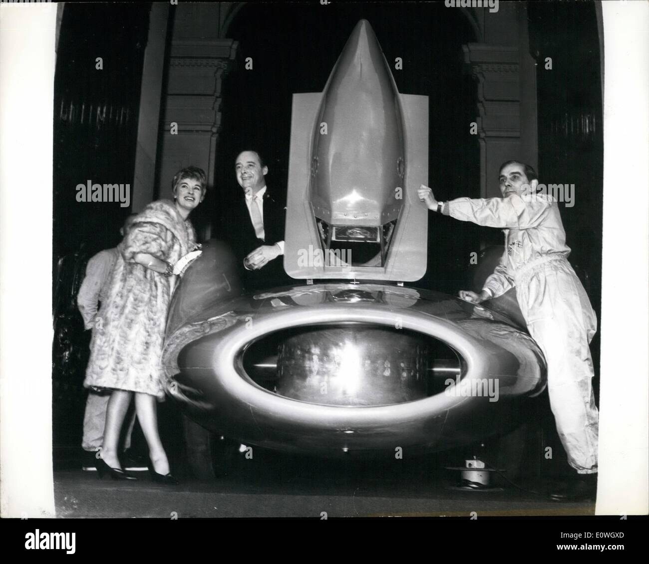 Le 12 décembre 1962 - Donald Campnbell nouveautés &pound;1 500 000 Bluebird : Sur show au public aujourd'hui en dehors de l'Australie Maison est pilote de course Donald Campbell's new &pound;1 500 000 Bluebird dans laquelle il est de faire une tentative sur le record de vitesse mondiale prêter. Le but est d'être fabriqués en Australie au cours du printemps de l'année prochaine et si c'est de réussir la nouvelle voiture, vous devez faire de plus de 396 grains par heure qui est le compte rendu établi par John Cobb il y a plusieurs années et qui reste intact Banque D'Images