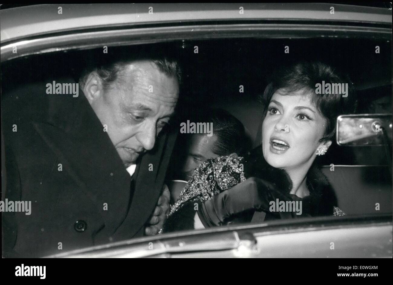 Le 12 décembre 1962 - à-nuit dans un grand cinéma, a eu lieu la performance du film ''VENERE IMPERIALE'' le Boyghese Paolina, sœur de Napoléon Bonaparte, l'histoire, le film réalisé par le réalisateur français JEAN DELANNOY, a un casting d'acteurs célèbres. GINA LOLLOBRIGIDA est le ''Venere Imperiale'', la belle princesse dont la beauté a été sculptée par Canova. L'actrice, avec une élégante robe, était accompagnée par sa mère et son mari Milko Skofic. Photo montre Prince romain Massimo, Dawn Addams ancien mari et Gina Lollobrigida. Banque D'Images