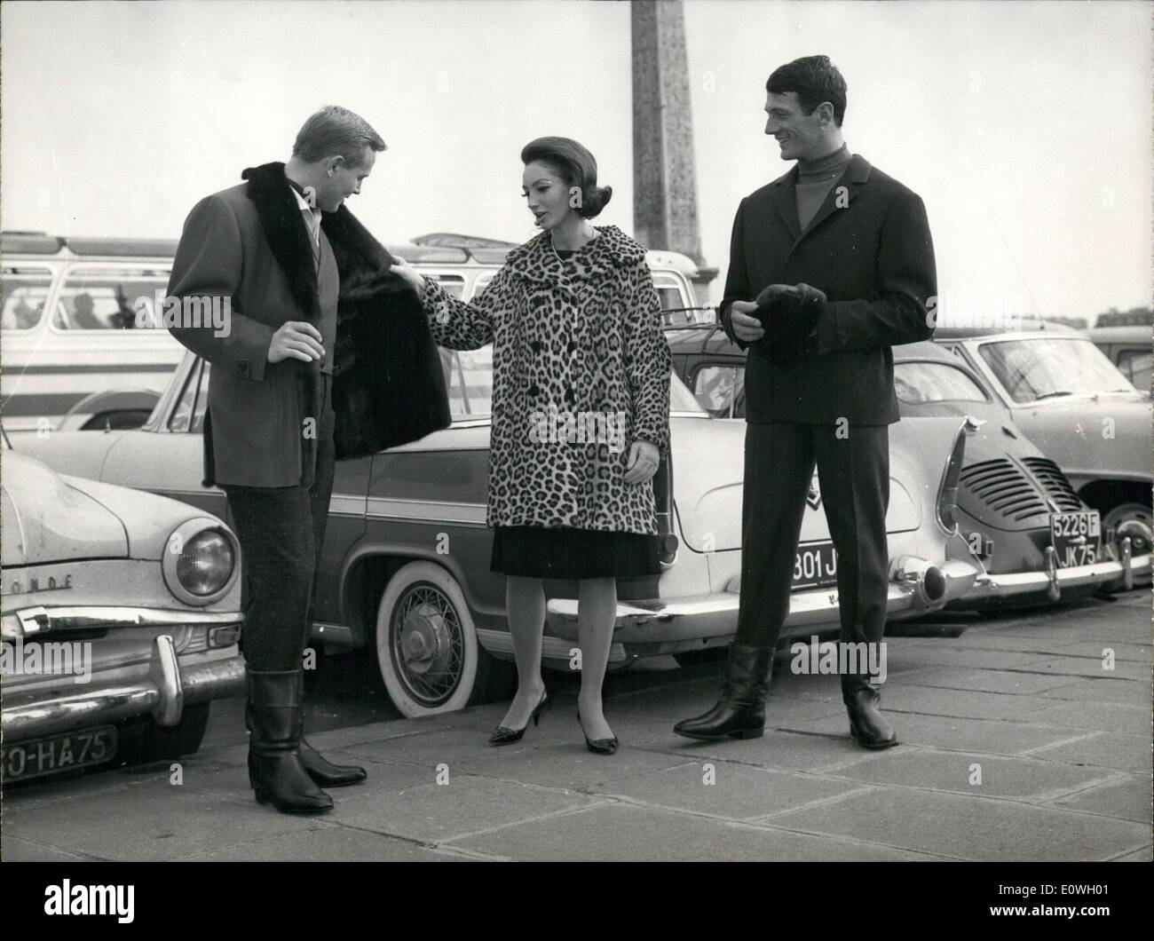 Septembre 25, 1962 - Le modèle masculin sur la gauche porte ''onalg'' et ''Topalg'', conçu par André Bardot (une veste avec pantalon de laine). Le modèle à droite porte ''Solifer'' par Max Evzeline, qui est un léger et pratique. confortable, équipement pour un homme moderne. Banque D'Images