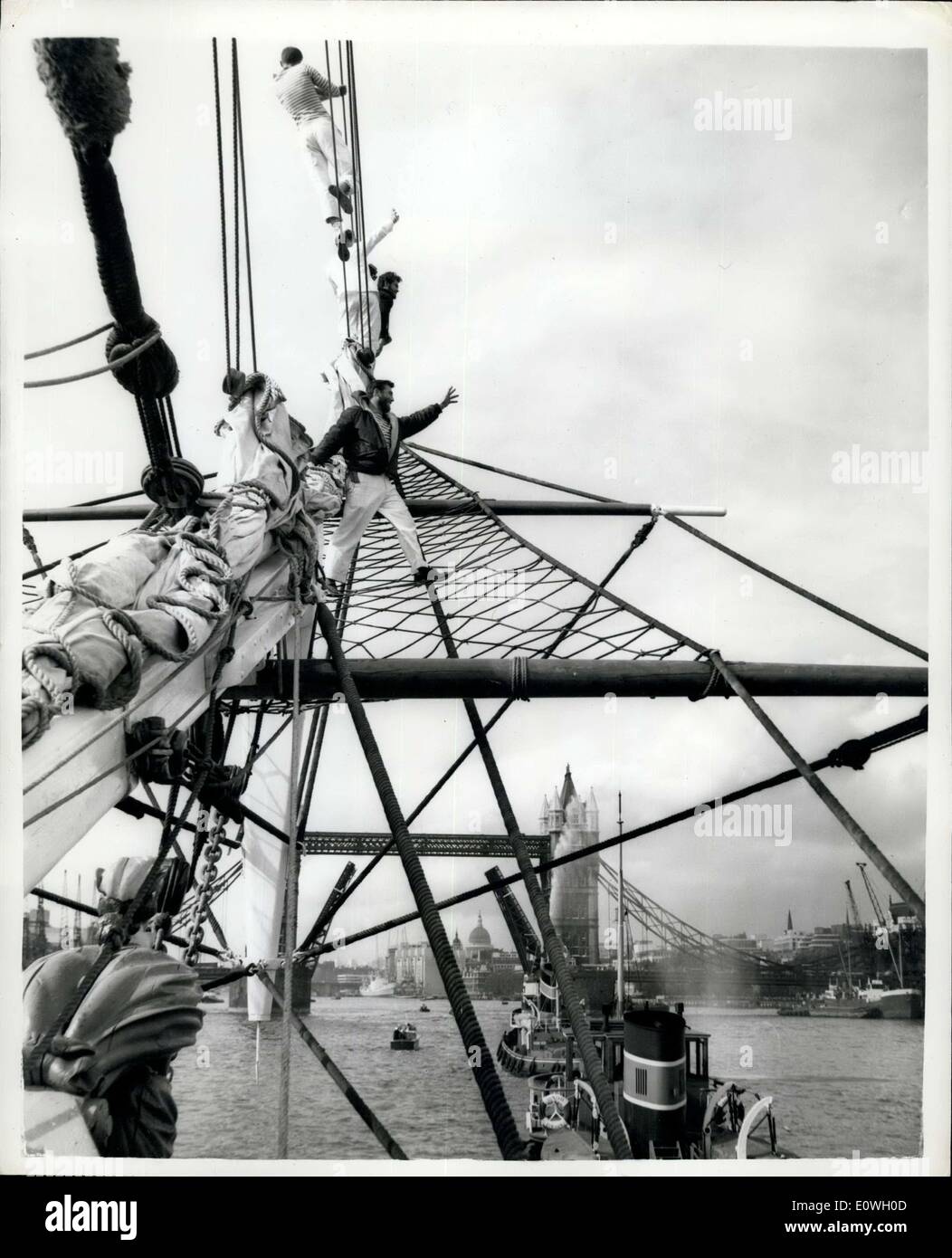 27 septembre 1962 - le Bounty arrive à Londres : le Bounty, une réplique du navire mutineux, qui a été utilisé pour faire le film ''utiny on the Bounty'' cette année, a navigué sur la Tamise de Tilbury à la piscine de Londres aujourd'hui. Il est venu en Grande-Bretagne, dans le cadre de son voyage autour du monde, pour la première du film ici en novembre. Photos : depuis le pont du Bounty, l'équipage du gréement est vu agiter alors que le navire est remorqué par remorqueur à Londres, approchant Tower Bridge Banque D'Images