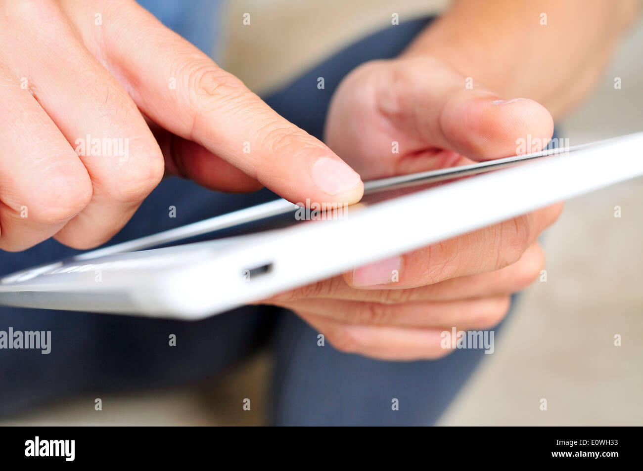 Libre d'un jeune homme à l'aide d'un ordinateur tablette Banque D'Images