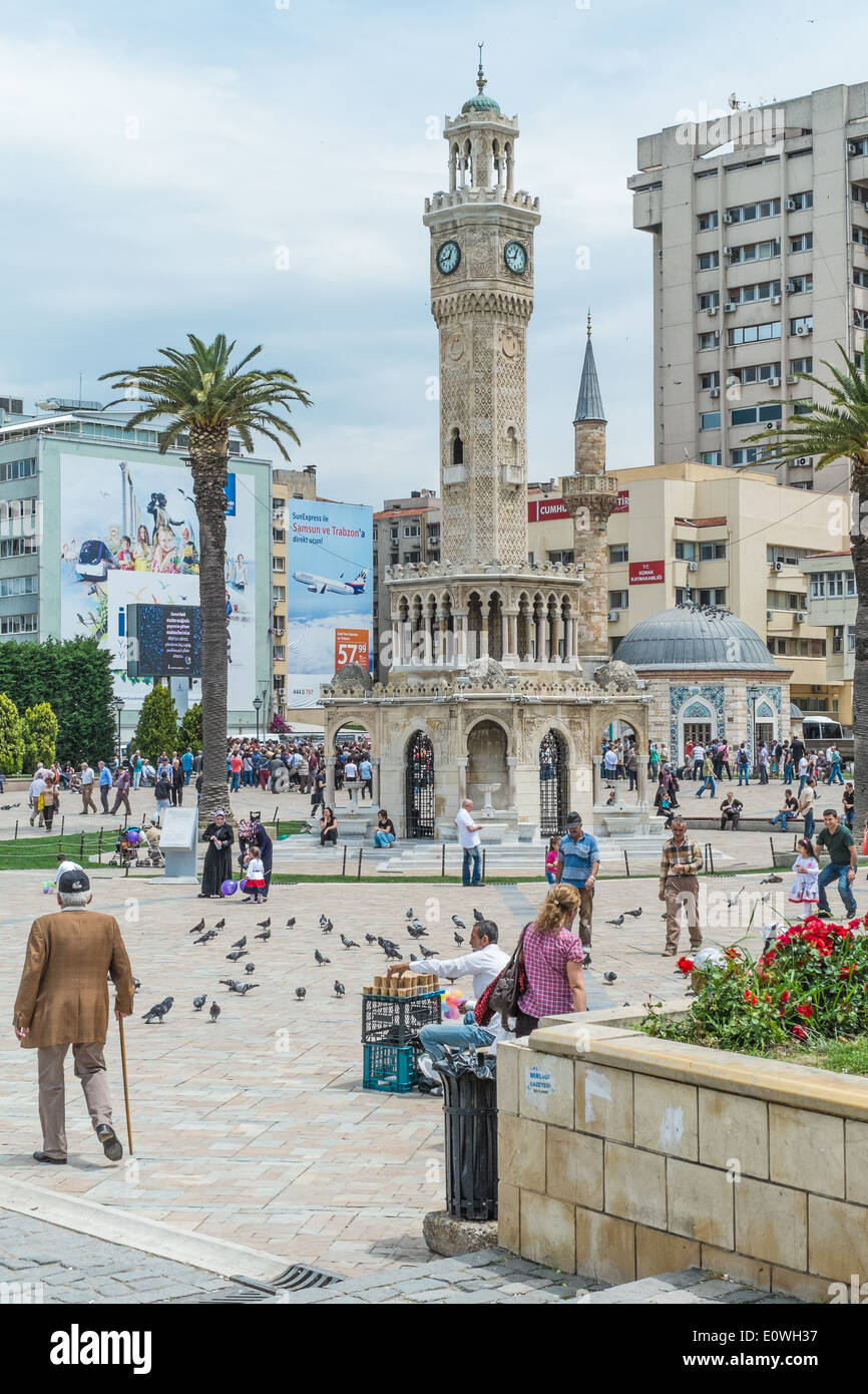 La célèbre tour de l'horloge au Konak Square dans le district de Konak Izmir, Turquie. Banque D'Images