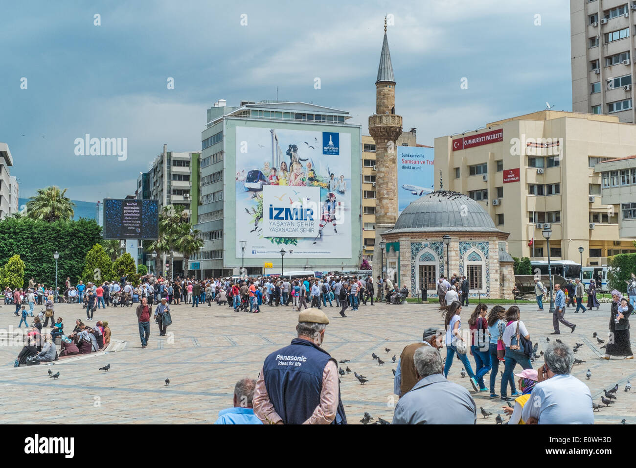 La petite mosquée dans la région de Konak Square dans le district de Konak Izmir, Turquie Banque D'Images