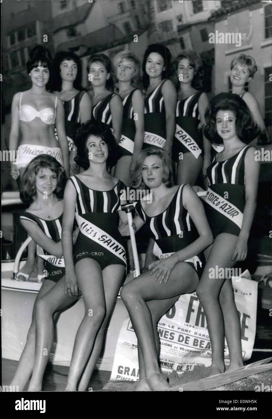 Le 16 décembre 1962 - Hier, les visiteurs de la 28e maillot de compétition a assisté à une présentation des 11 finalistes qui se disputeront le 11 décembre au Théâtre Municipal de Bordeaux pour le titre de ''Miss France 1963''. La présentation a eu lieu sur le port de Cannes. Photo : (de gauche à droite) : Mlle Cote de Beaute : Claudine Robin, Miss Saintes : Daniele Putier, Miss Lorraine : Lilliane Collinet, Miss Côte d'Azur : Nicole Cherrier (1er rang) et debout (de gauche à droite) Mme Ondine, Miss côte Basque : Catherine Feodorove, Mlle La Baule : Nicole Chauveau, Miss Alsace : Maite Vernier, Mlle Cote Banque D'Images