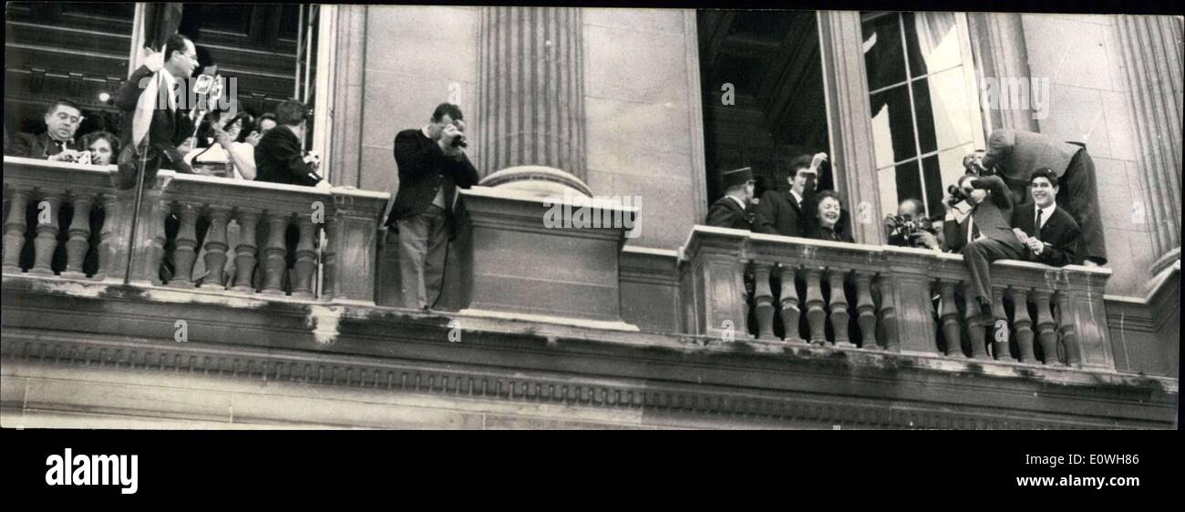 09 octobre, 1962 - Edith Piaf et Theo Sarapo Après la cérémonie de mariage civil Paris ESS.co Banque D'Images