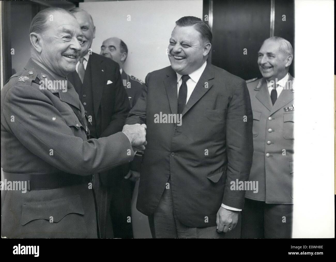 10 octobre 1962 - Le maréchal Alexander Von der Bundesrepublik à Tunis. Le maréchal britannique Alexander (Alexander) de Tunis, visites pour cinq jours, la République fédérale d'Allemagne. Le maréchal a été de 1952 jusqu'en 1954, la défense nationale -ministre de Grande-Bretagne. Il va voir les troupes de l'Allemagne. La photo montre le maréchal Alexander, ministre de la défense - un général foertsch Straus. Banque D'Images