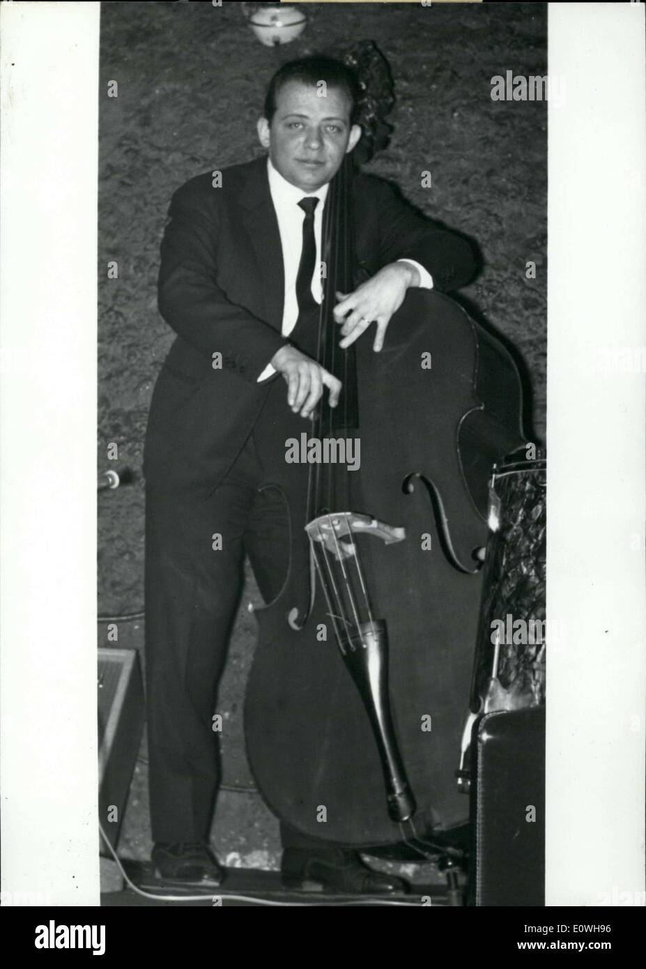 15 janvier 1963 - L'Académie du Jazz, sous la présidence de Jean Cocteau vient de donner le prix Django Reinhardt pour 1962 à band-leader et double-bassiste Pierre Michelot. Photo : Michelot avec son instrument. Banque D'Images