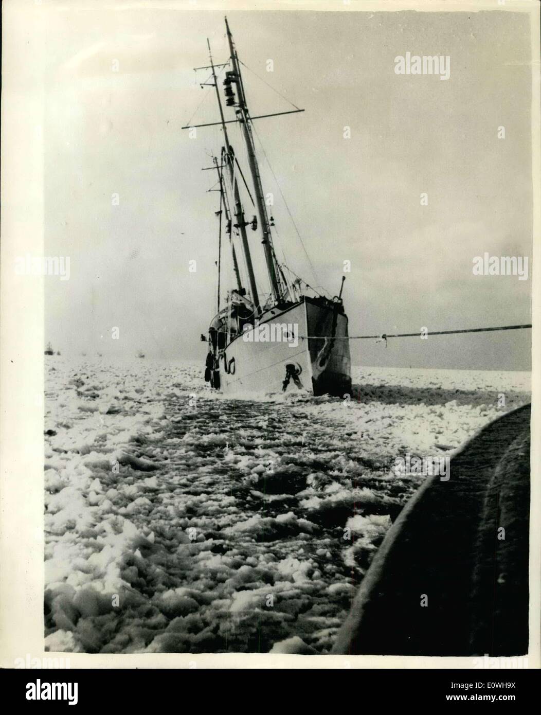 22 janvier 1963 - Lightship tente de se détacher de la banquise. Pour la première fois depuis l'hiver de 1947 a été prise la décision d'apporter la lumière de bateau ''Elbe 2'' qui était en sérieuse difficulté à partir de la banquise qui est enfoncée dans le de tous les côtés. Photo montre : le ''2'' de l'Elbe à l'aide d'un remorqueur - l ''Atlas'' tente de se détacher de la banquise et de revenir à son port de la mer du Nord, le remorqueur avait mis hors de Cuxhaven. Banque D'Images