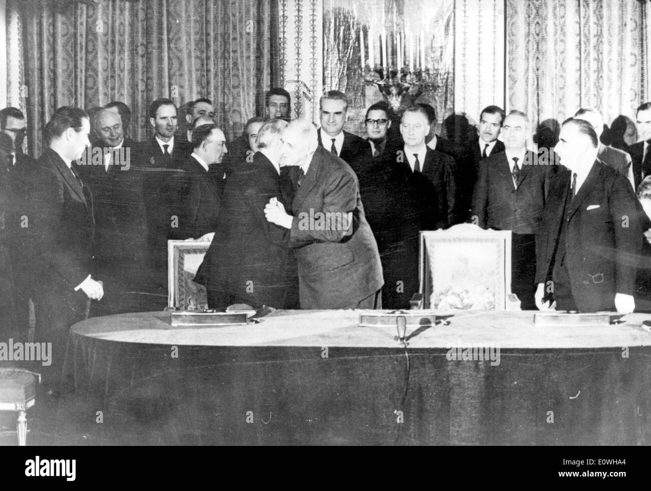 Charles De Gaulle et Konrad Adenauer après la signature du Traité de l'Élysée Banque D'Images