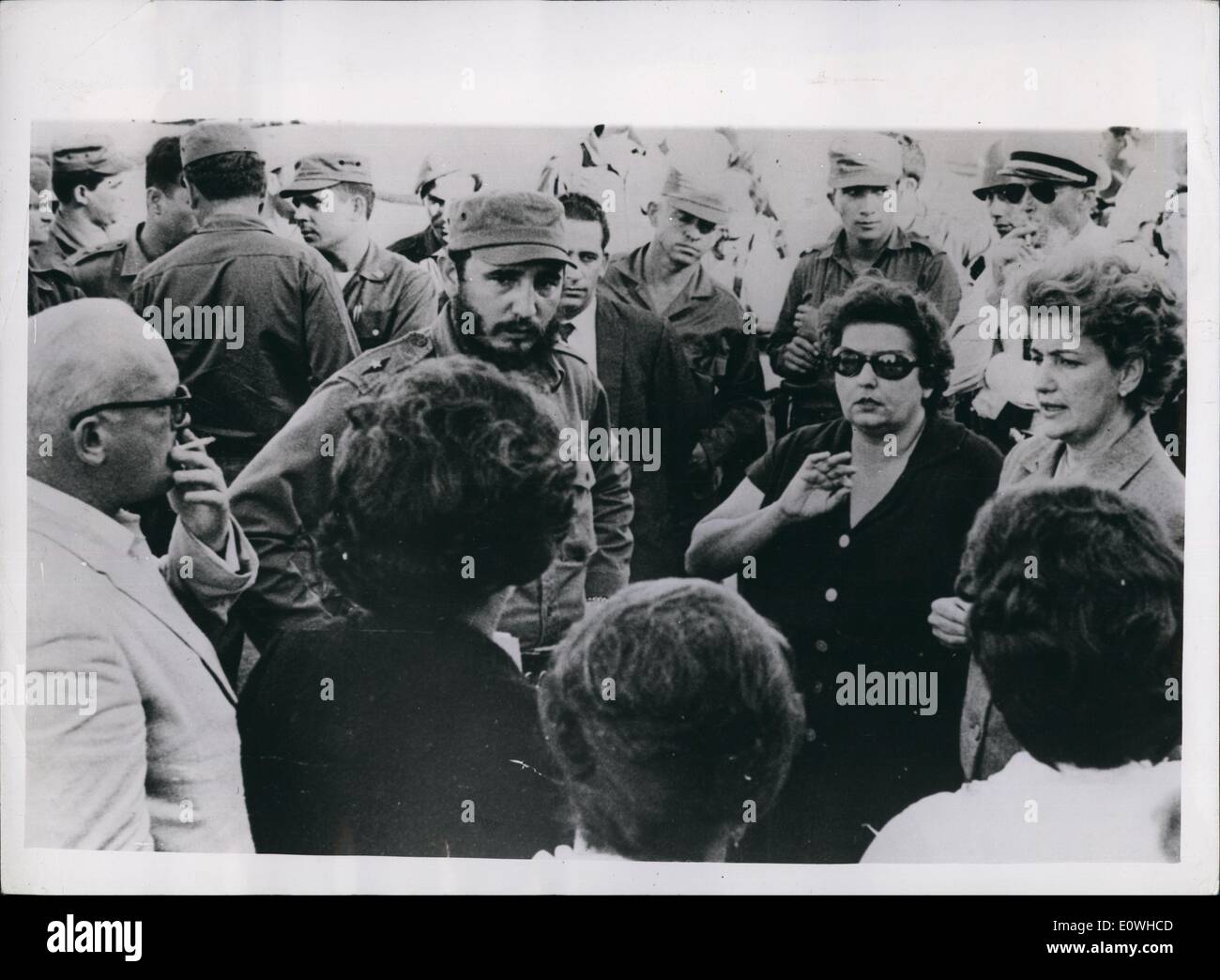 01 janv., 1963 - Castro avec les parents de la Baie des Cochons, Les prisonniers libérés après une entente avec les Américains pour 63 millions de dollars. Fidel Castro le leader pro-communiste de la Cub qui ont récemment adhéré à la libération des prisonniers détenus par le Gouvernement cubain après l'invasion avortée de Cuba en avril 1961 a rencontré certains des parents des prisonniers américains. Photo montre Fidel Castro parle avec certains des parets des prisonniers américains. Banque D'Images