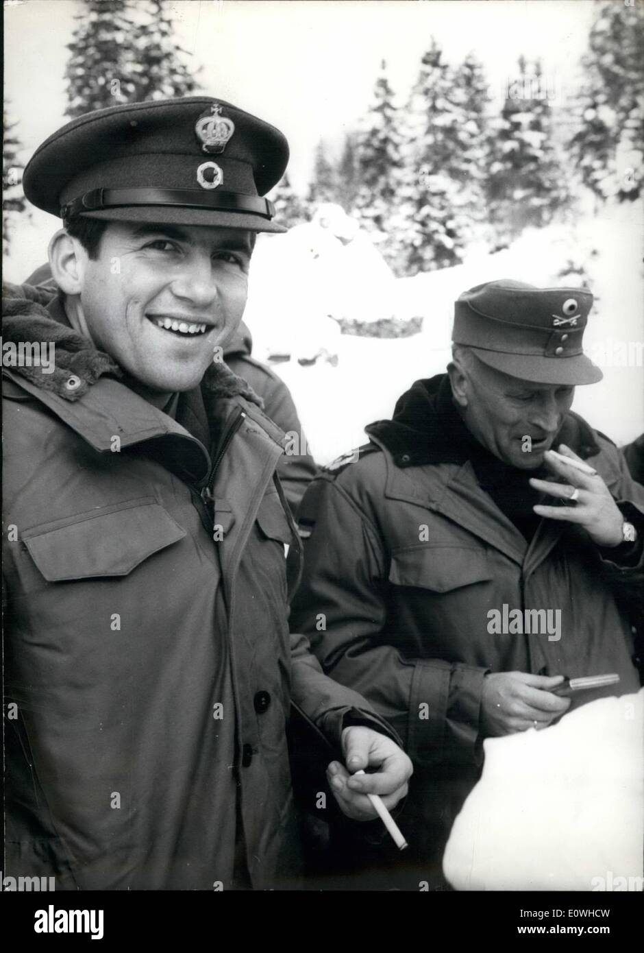 01 janvier, 1963 - le prince grec en Allemagne de l'ouest. Le prince Constantin de Grèce s'est rendu sur 16-1-63 de Mittenwald (Havaria) la première division de montagne-soldats. Sur son voyage il va visiter le grand installations de l'OTAN de l'Europe. photo montre le prince Constantin (à gauche) sur son inspection à Mittenwald avec le major général wiraing. Banque D'Images