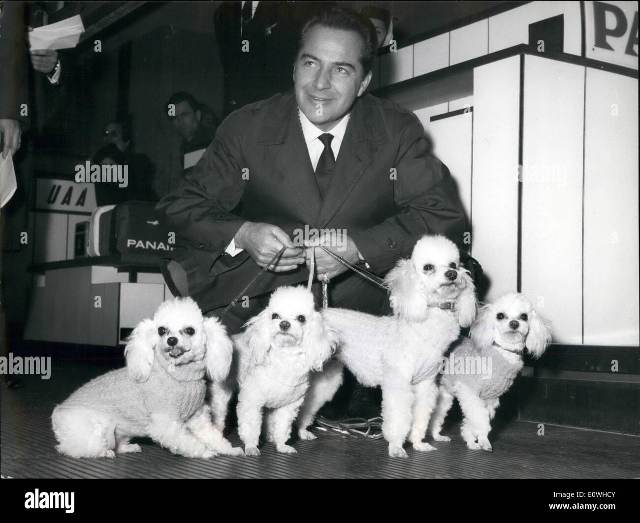 01 janv., 1963 - Rossano Erazzi l'acteur italien connu en Amérique comme ''le latin lover'' de quitter Rome pour Rio De Janciro, où il Banque D'Images