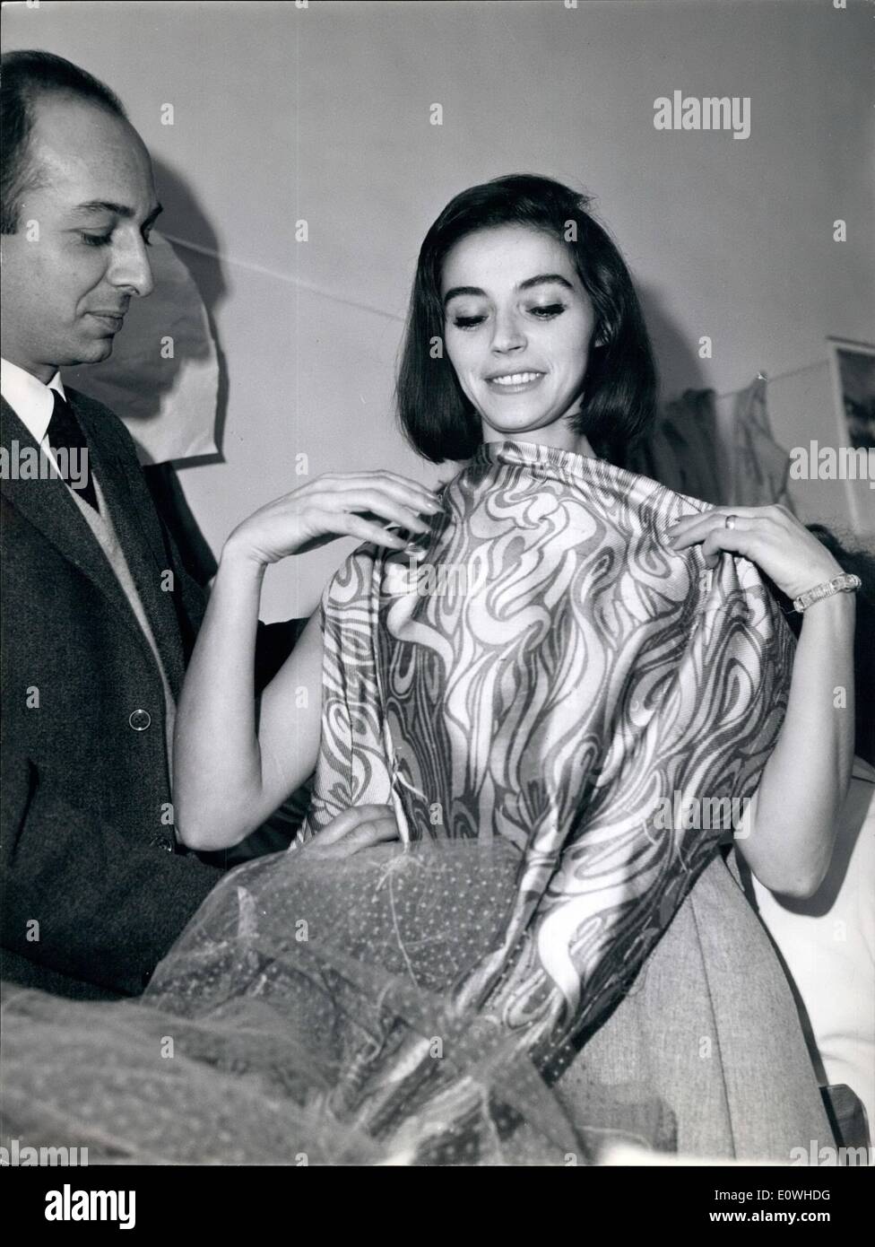 01 janv., 1963 - Marisa Pavan épouse de Jean Pierre aumort le célèbre  acteur français, en fait dans tourney en mercie où il va jouer dans une  nouvelle édition de Tovarich'' avec