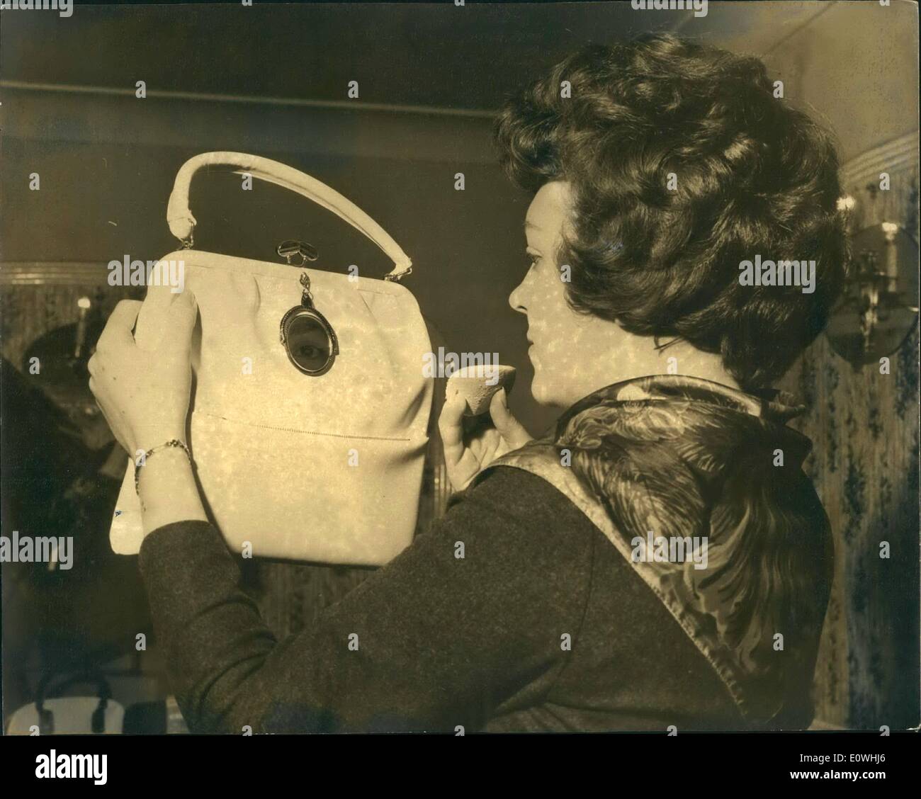 02 février 1963 - juste Lathergoods s'ouvre à Londres, Miroir Médaillon sur un sac à main ; la maroquinerie, bagages et sac à main juste 1963 - a ouvert ce matin à l'hôtel Mount Royal, Marble Arch. Photo montre Betty Byford de poudres de Londres son nez tout en utilisant un miroir réversible unique médaillon sur l'extérieur d'un sac en plastique lavable blanc lors de l'exposition aujourd'hui. Banque D'Images