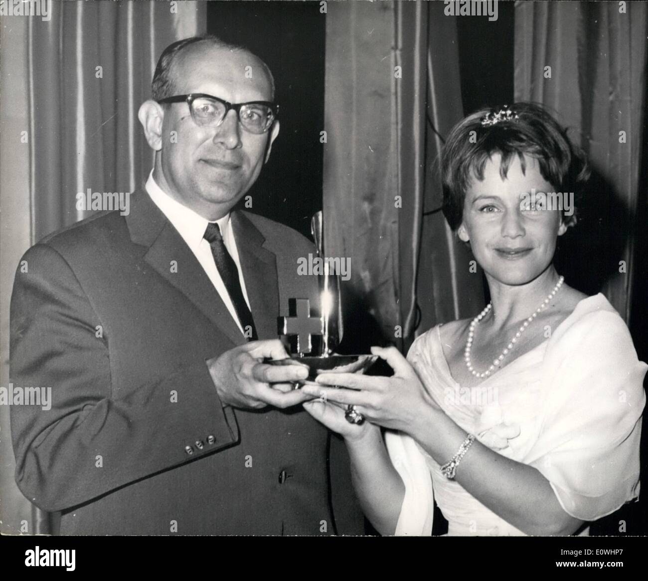 Mai 05, 1963 - Versement de la ''Palme D'Or'' à la Croix Rouge International Film Festival : à côté du grand festival du film de Cannes  a eu lieu la présentation du gagnant de la Croix-Rouge International film festival qui en même temps a reçu son prix. Photo : Le Président du Jury, Maria Schell, mains sur le ''Palme D'Or'' pour M. Hinz, président de la Croix Rouge allemande - pour la photo ''FIDELE A L'Espeet' Banque D'Images