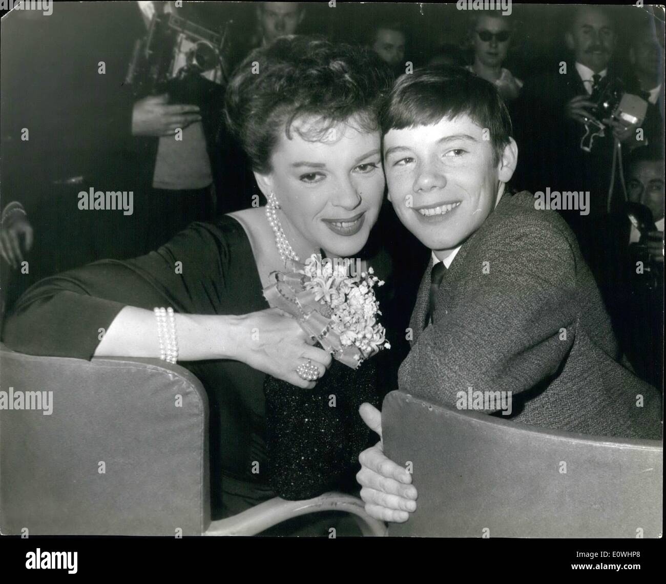 Mai 05, 1963 - Judy Garland donne un Accueil Presse à l'Hôtel Savoy pour son dernier film ''je pourrais chanter''. Judy Garland qui est ici pour la première mondiale de son dernier film ''je pourrais chanter'' au Théâtre Plaza le mercredi, a donné une partie à la presse dans laquelle ils répondent à un Phillipllips Gregory Young star qui joue son fils dans le film. Photo montre : Judy Garland est vu avec Gregory Phillips, son fils dans le film à la fête à l'Hôtel Savoy ce soir. Banque D'Images